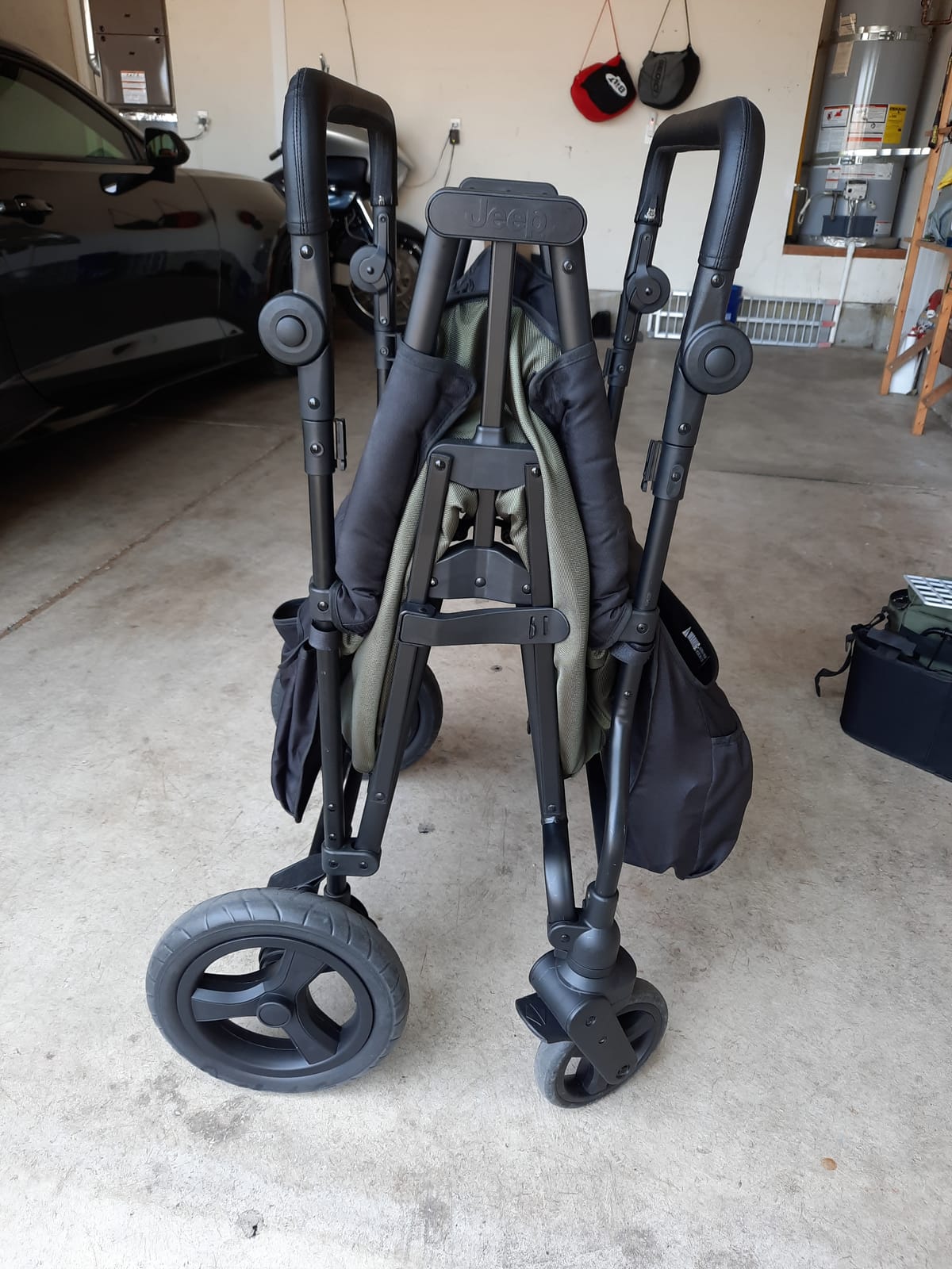 Jeep Deluxe Wrangler Stroller Wagon with Cooler Bag and Parent Organizer by Delta Children, Black/Green customer photo 2