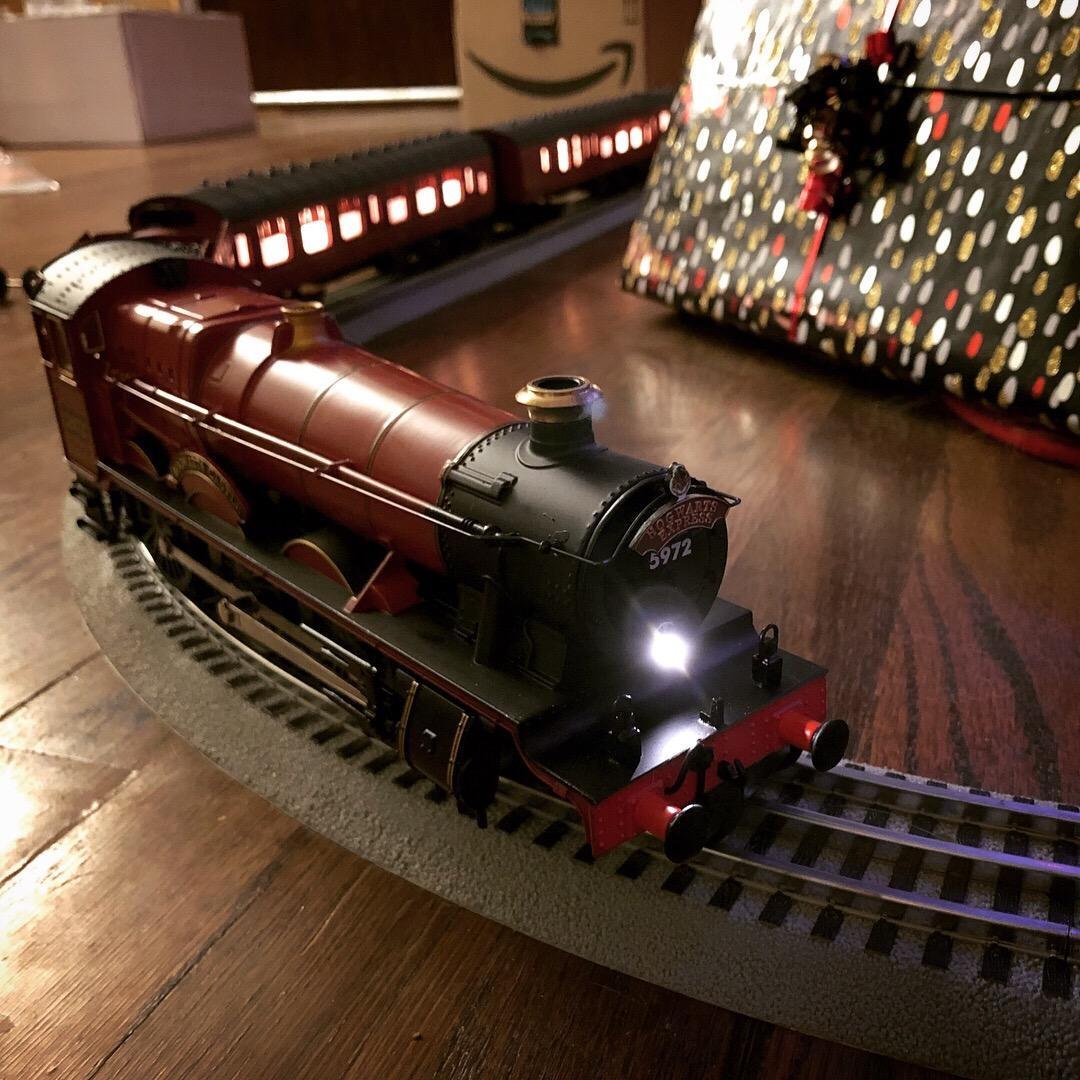 Lionel Hogwarts Express LionChief 5.0 Electric O Gauge Train Set with Bluetooth & Remote customer photo 2
