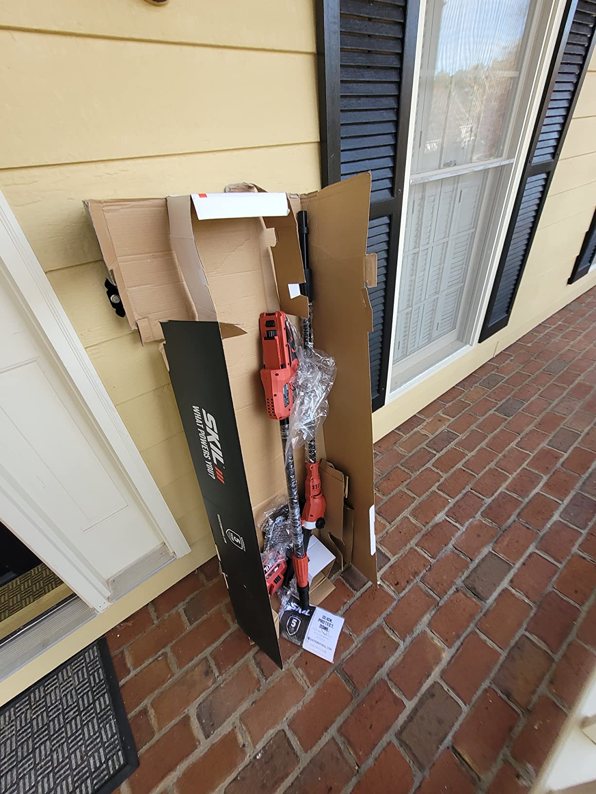 SKIL PWR CORE 40 Brushless 40V 10'' Pole Saw Kit with Over 9ft. Telescoping Shaft & Angled Head, Includes 2.5Ah Battery and Auto PWR Jump Charger - PS4561C-10 customer photo 1
