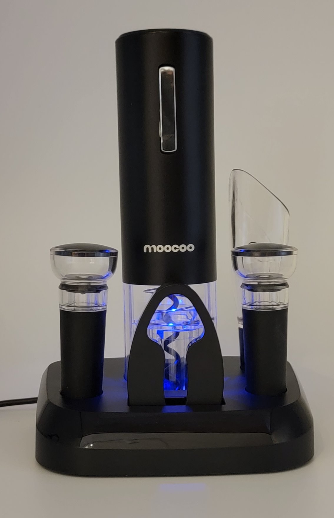 Moocoo Electric Wine Opener with Charging Base, Cordless Electric Wine Bottle Opener with 2-in-1 Aerator & Pourer, Foil Cutter, 2 Vacuum Preservation Stoppers, Display Charging Station customer photo 1