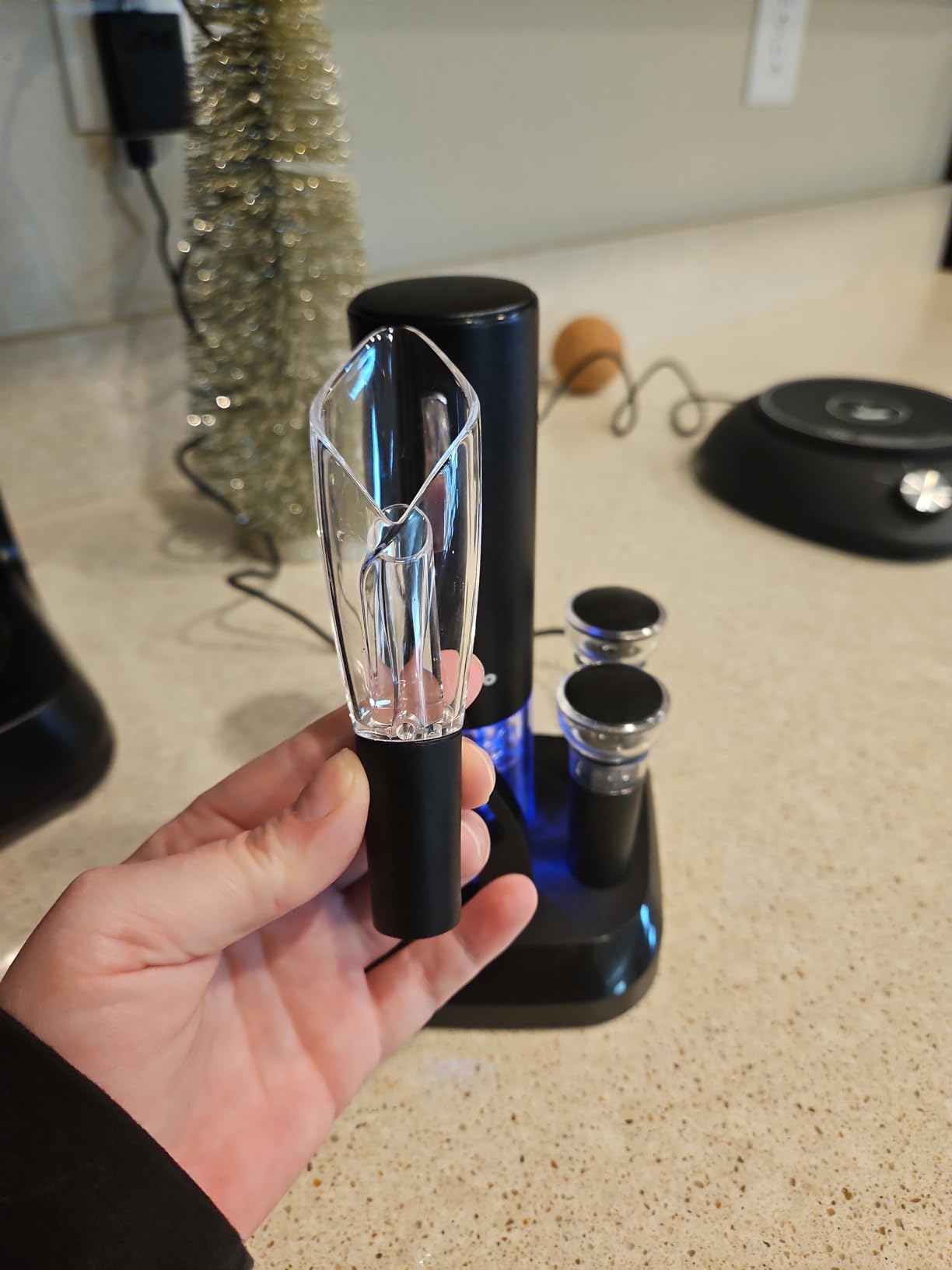 Moocoo Electric Wine Opener with Charging Base, Cordless Electric Wine Bottle Opener with 2-in-1 Aerator & Pourer, Foil Cutter, 2 Vacuum Preservation Stoppers, Display Charging Station customer photo 2