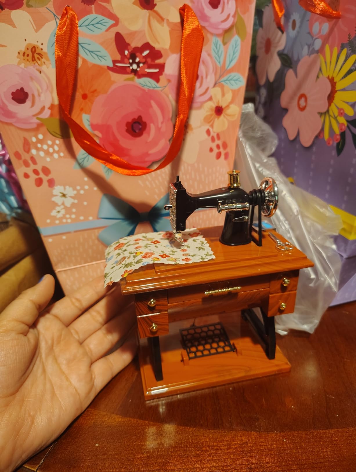 Vintage Mini Sewing Machine Music Box, European Retro Classical Treadle Sewing Machine Table Desk Mechanical Clockwork Music Box for Home Decor Birthday Gift customer photo 1