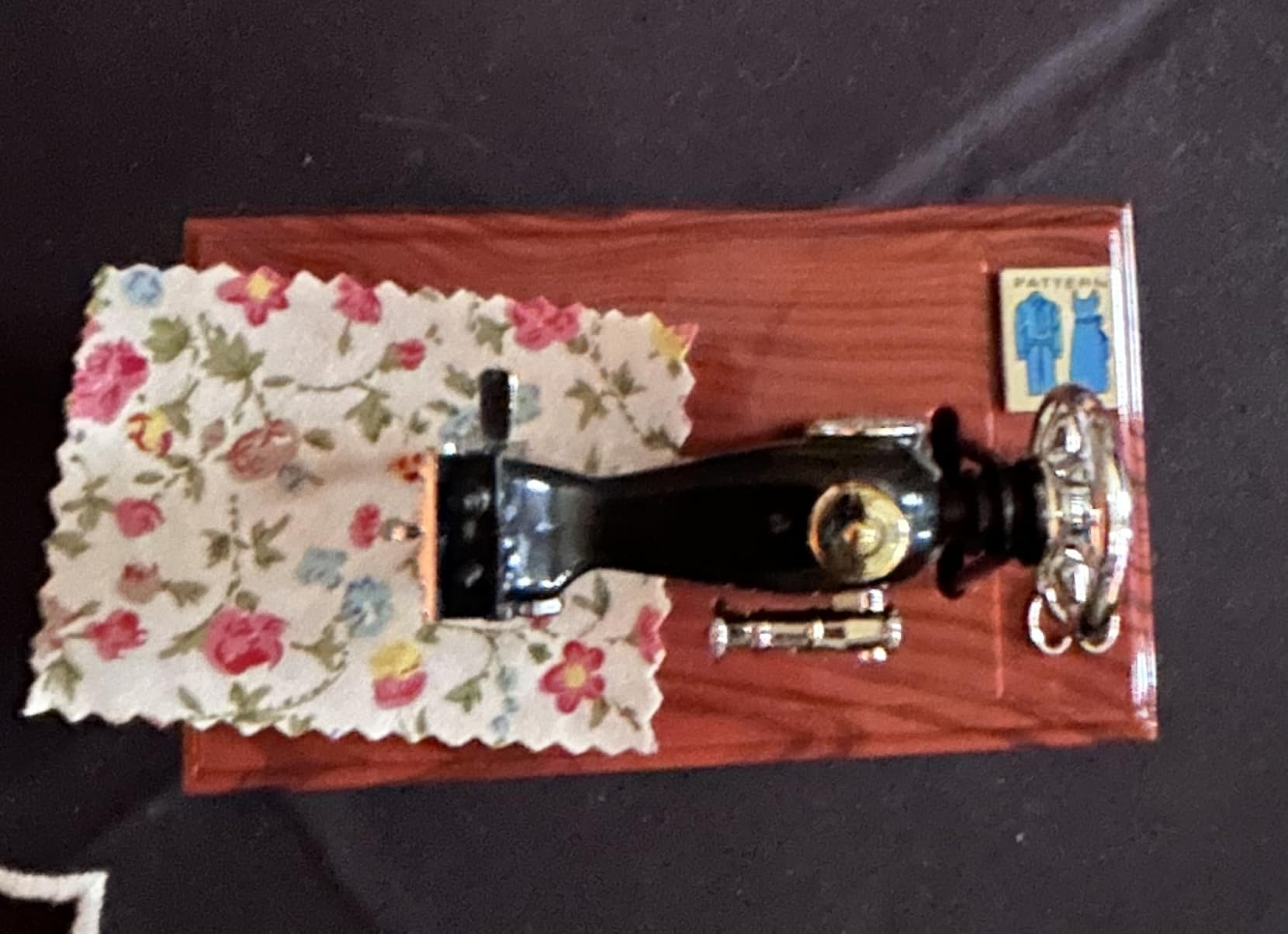 Vintage Mini Sewing Machine Music Box, European Retro Classical Treadle Sewing Machine Table Desk Mechanical Clockwork Music Box for Home Decor Birthday Gift customer photo 2