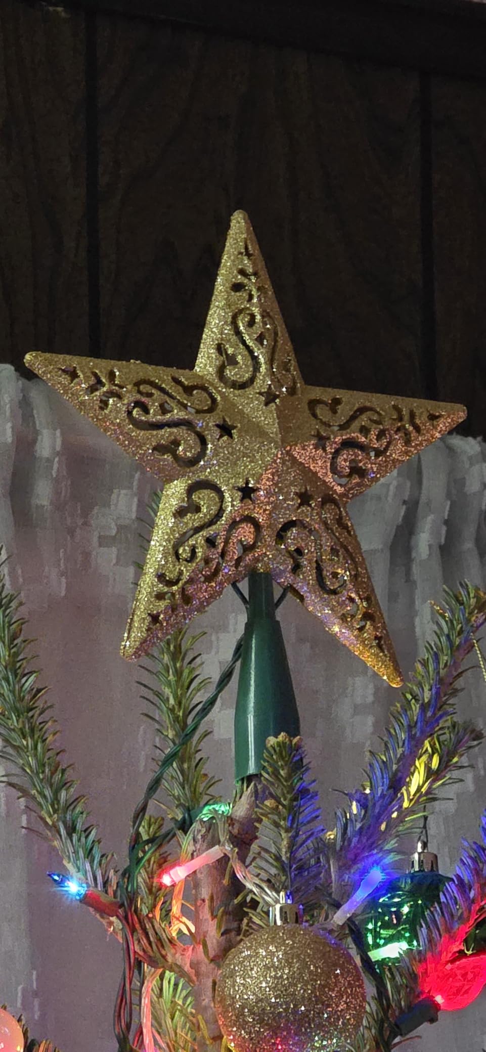 Christmas Star Tree Topper, 9.5 in Plug in Golden Glittered 3D Star Tree Topper, Metal Hollow Designed Built-in 10 Bulbs String Lights for Indoor Office Christmas New Year Holiday Tree Decoration customer photo 1