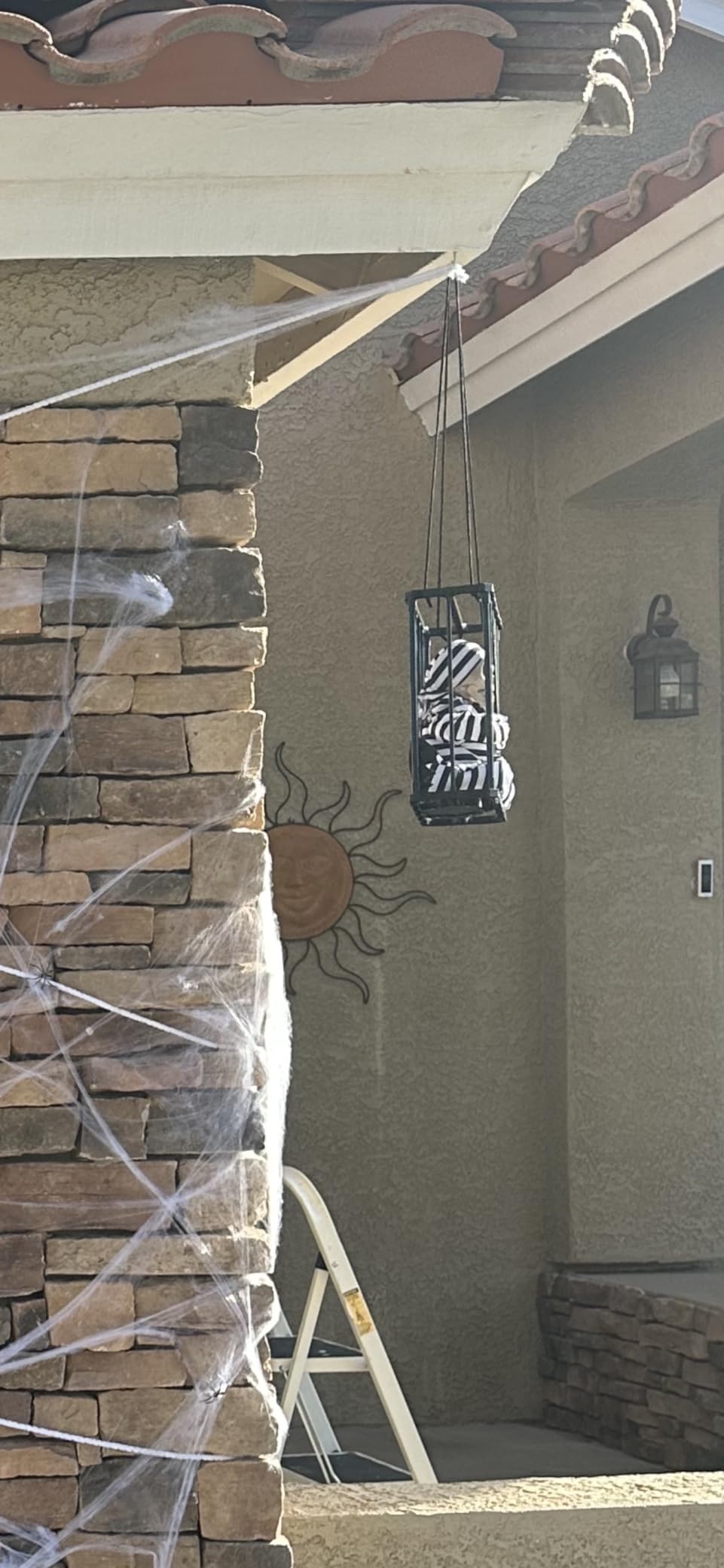 Animated Halloween Decorations with Infrared Sensor, Skull Prisoner | Screaming Sound Effects; Glowing Red Eye; Infrared-activated Scare Experience; Haunted House Atmosphere; Indoor & Outdoor Use customer photo 2