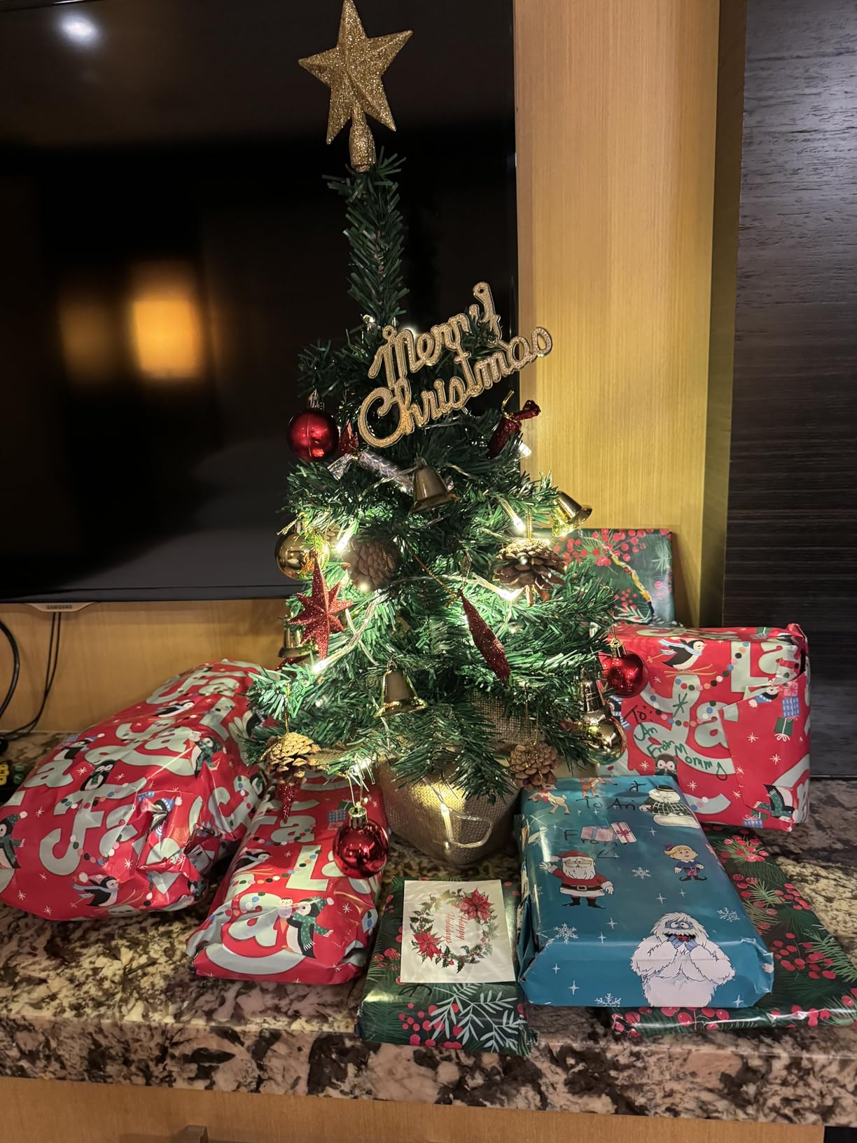 AGIRL Small Christmas Tree with Lights,22 in Mini Tabletop Tree Desk Decor | Little Christmas Tree With 30 Led Multicolor String Lights,with Pine Cones Ornaments,For Holiday Indoor DIY Xmas Decorations customer photo 2