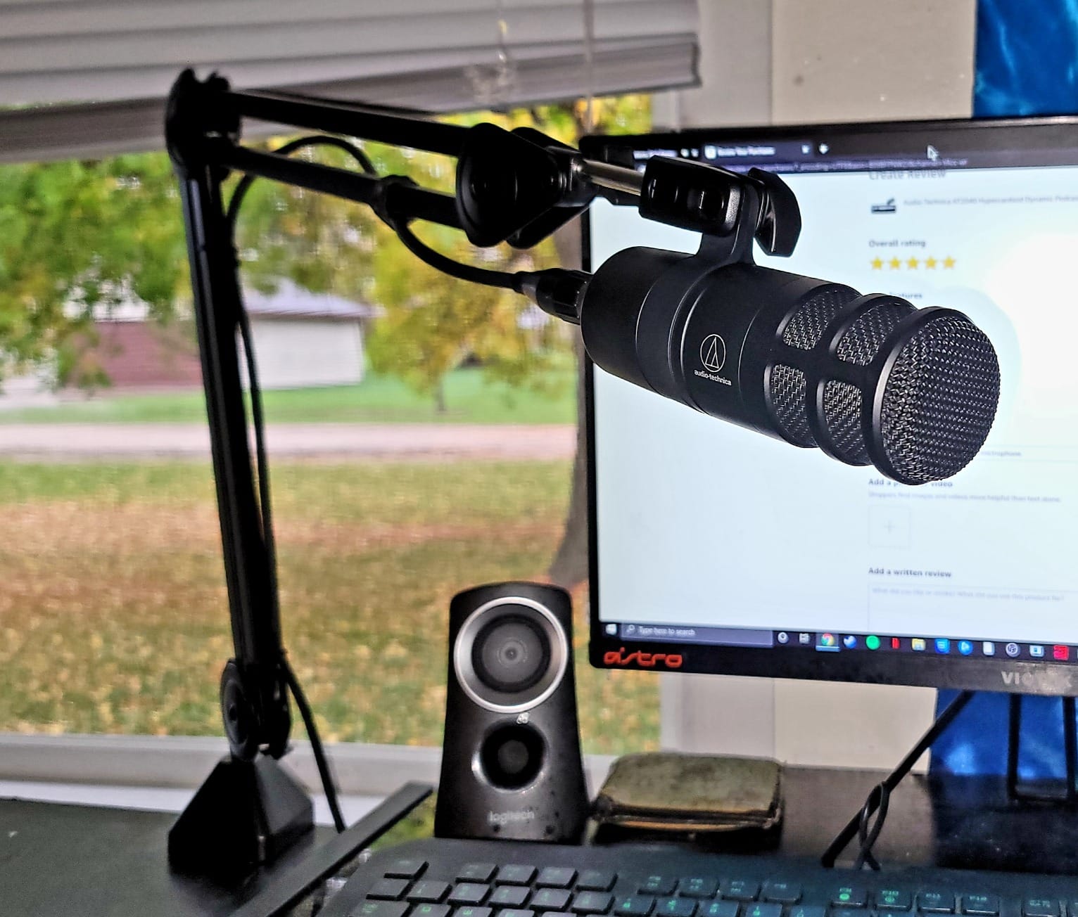 Audio-Technica AT2040 Hypercardioid Dynamic Podcast Microphone customer photo 2