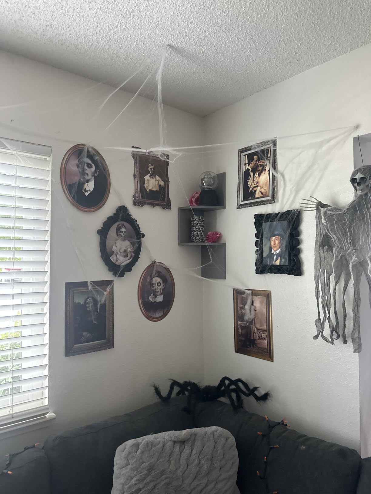 BBTO 6 PCS Halloween Decoration 3D Horror Gothic Pictures, Chic | Spooky Haunted House Decor, Changing Face Portraits Frames, Creepy Victorian Gothic Style Tabletop Wall Art for Party Setup customer photo 1