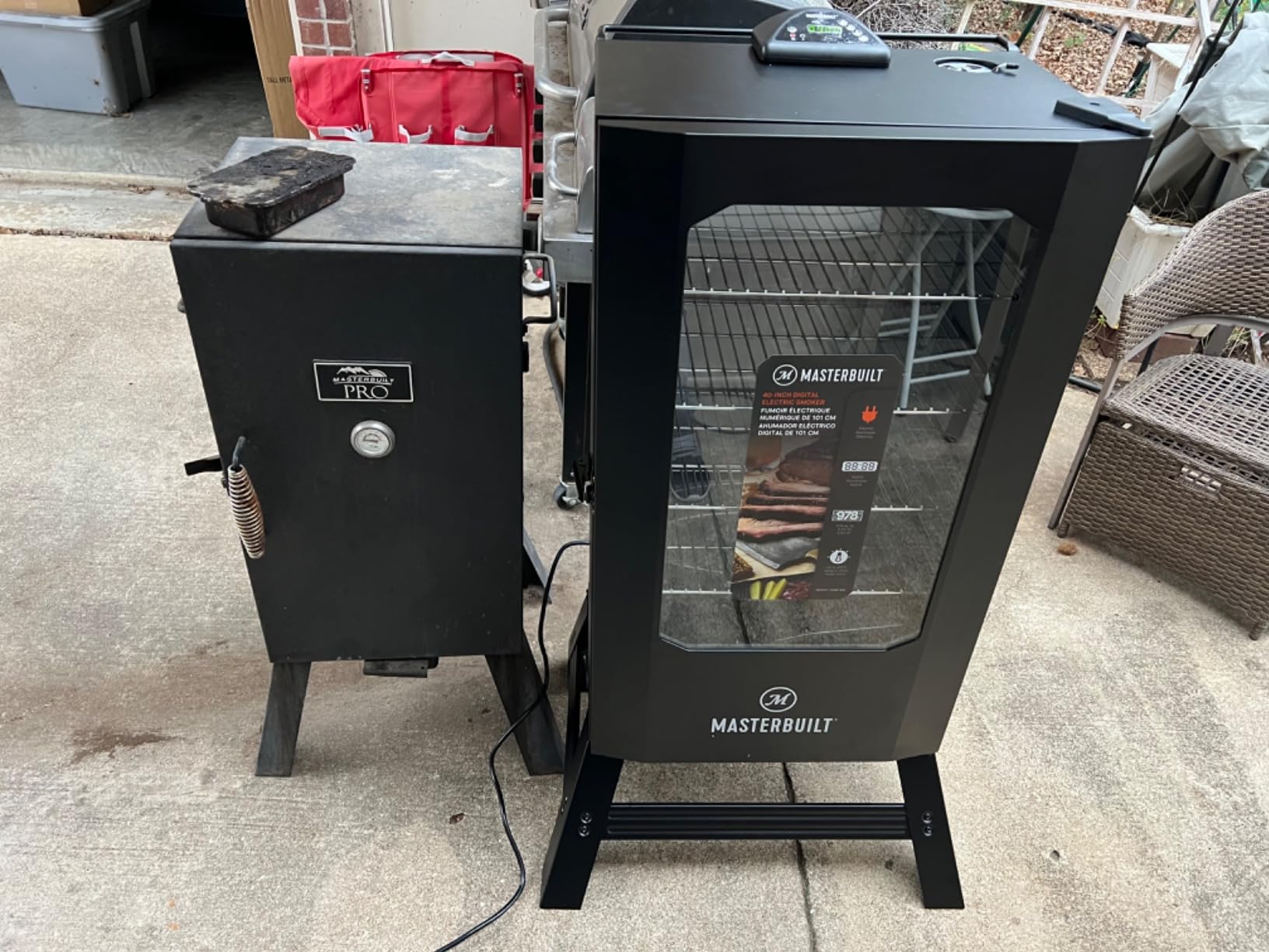 Masterbuilt® 40-inch Digital Electric Vertical BBQ Smoker with Leg Kit, Side Wood Chip Loader and 970 Cooking Square Inches in Black, Model MB20070122 customer photo 2
