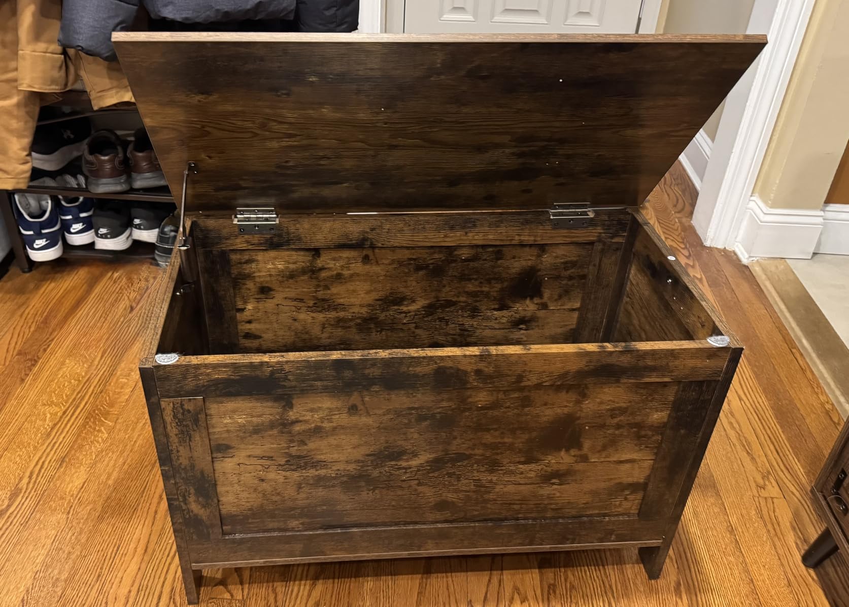 HOOBRO Toy Box, Retro Wooden Look Storage Chest with Safety Hinge, Entryway Storage Bench Supports 220 lb, 39.4 x 15.7 x 18.9 Inches Toy Chest Organizer, Easy Assembly (White) customer photo 1