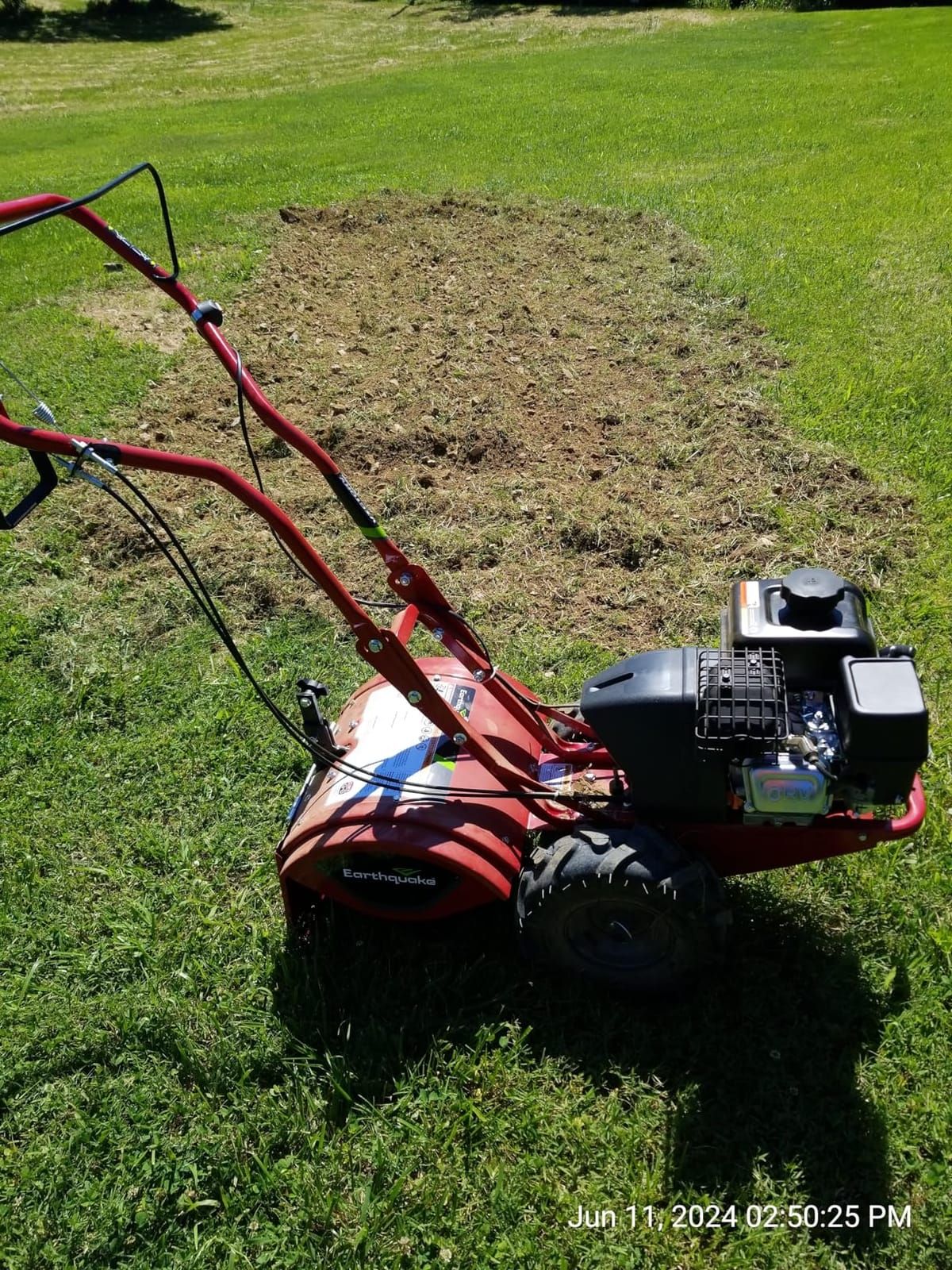 EARTHQUAKE Victory Rear Tine Tiller, Powerful 209cc 4-Cycle Viper Engine, Rugged Bronze Gear Transmission, Counter-Rotating Tines, Instant Reverse, Pneumatic Wheels, Model: 39381, Red/Black customer photo 2