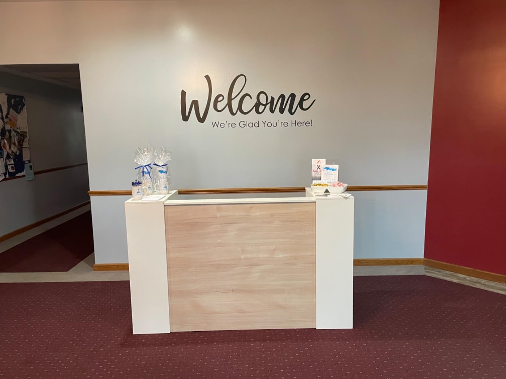 AIEGLE Large Reception Desk with Counter, Retail Counter with Private Lockable Storage & Adjustable Shelves, for Salon Reception Room Checkout Office, Natural and White (70.9