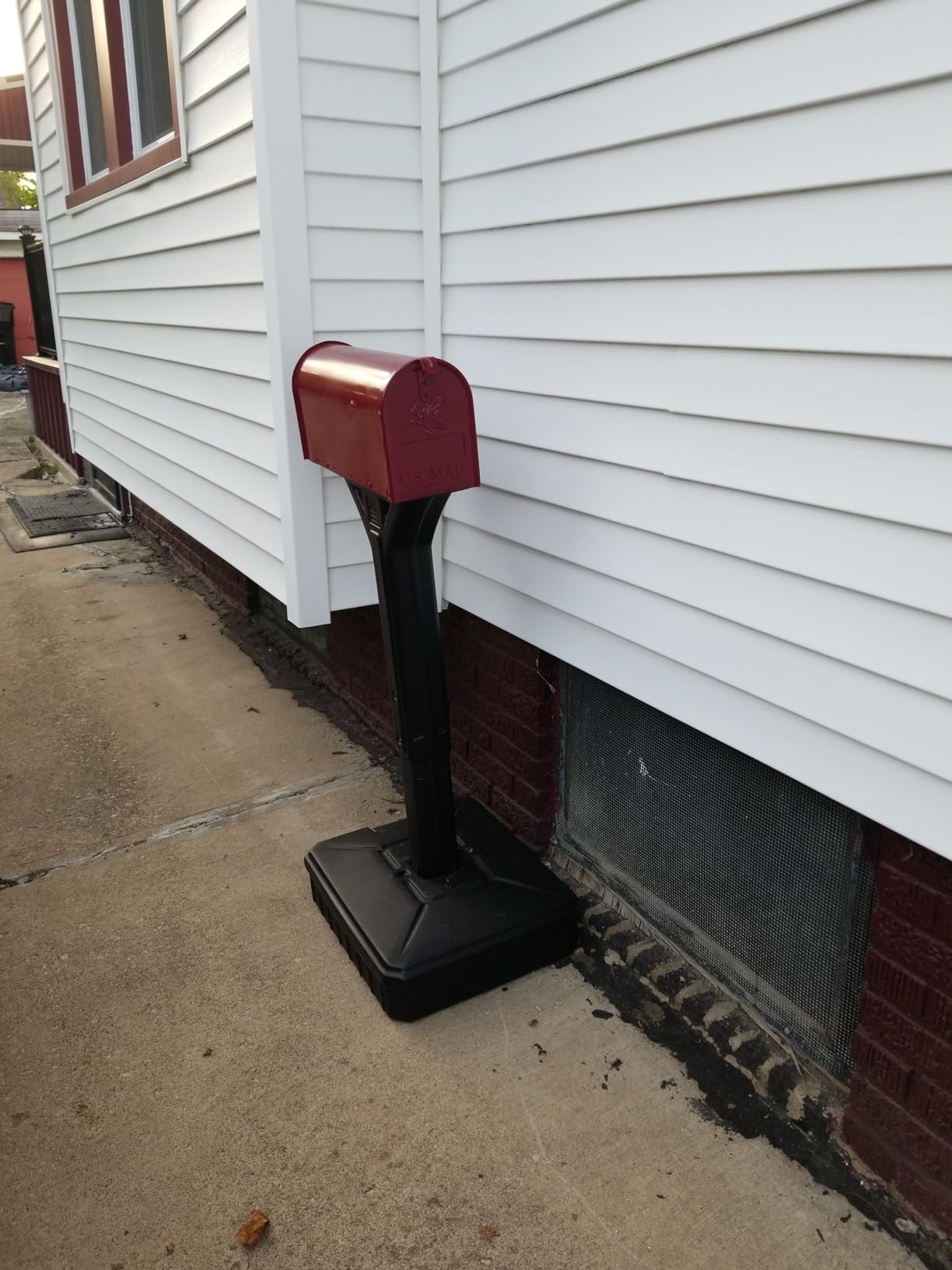 American Home Dig-Free Universal Mailbox Post for Standard Mailboxes - No Digging Needed Mailbox Post - Black customer photo 2