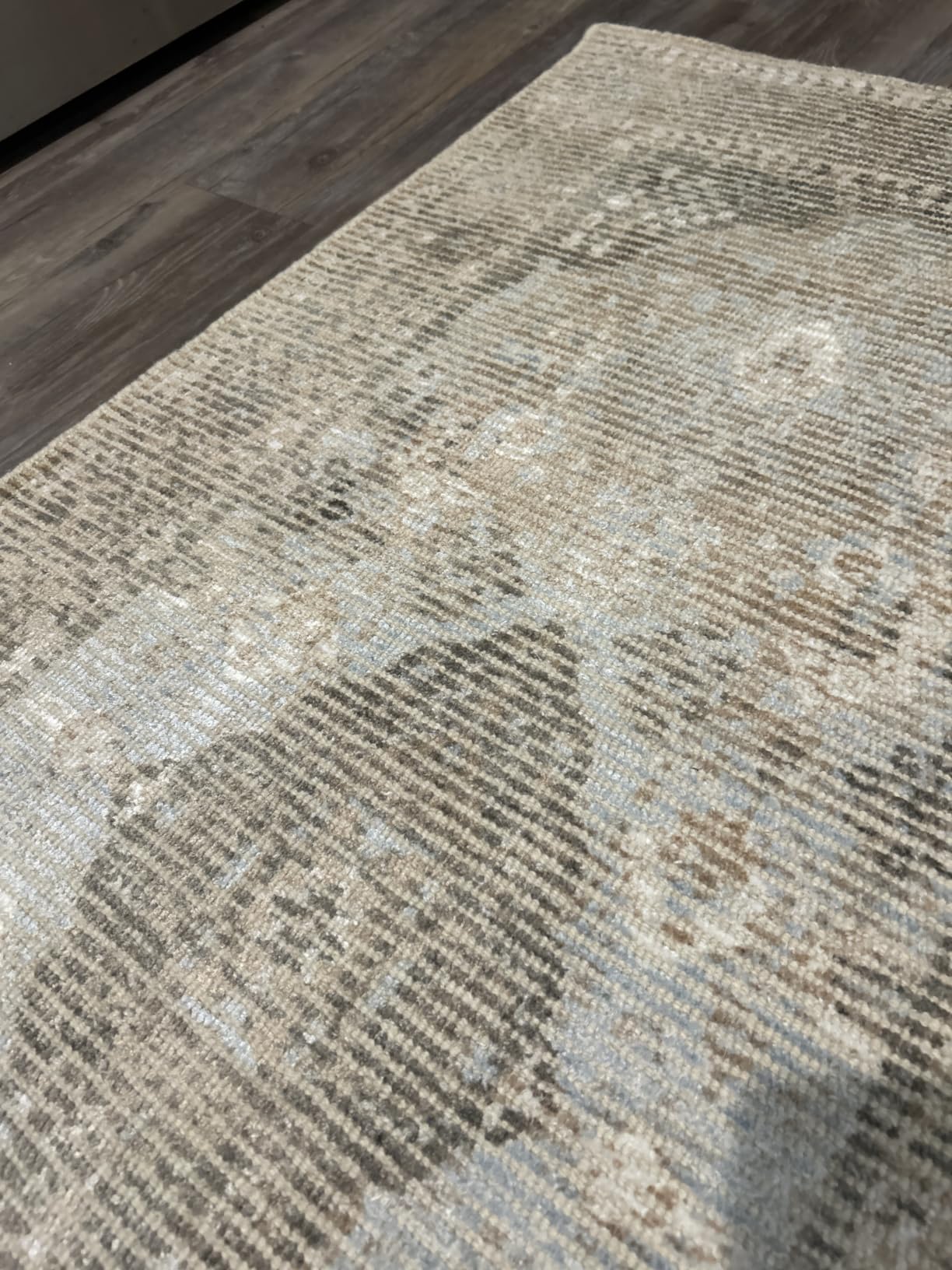 SAFAVIEH Restoration Vintage Collection Area Rug - 9' x 12', Beige & Sand, Handmade Distressed Wool & Viscose, Ideal for High Traffic Areas in Living Room, Bedroom (RVT703B) customer photo 2