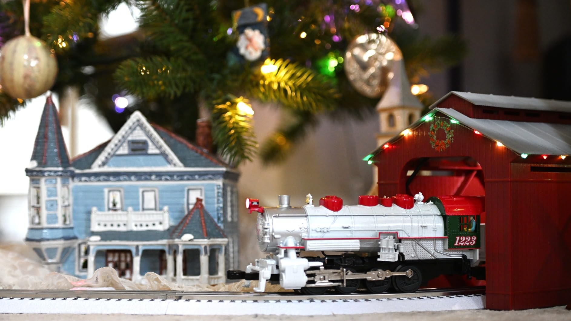 Lionel Winter Wonderland LionChief 5.0 Electric O Gauge Train Set with Bluetooth & Remote customer photo 1