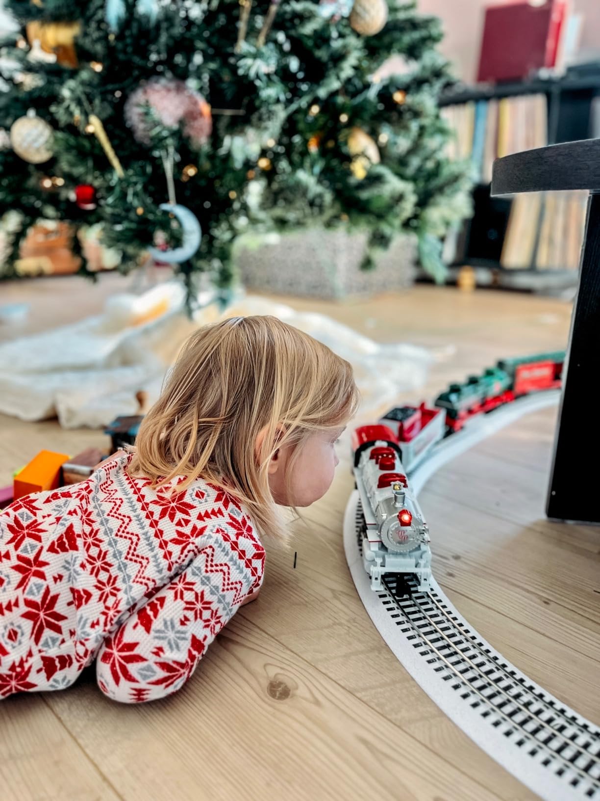 Lionel Winter Wonderland LionChief 5.0 Electric O Gauge Train Set with Bluetooth & Remote customer photo 2
