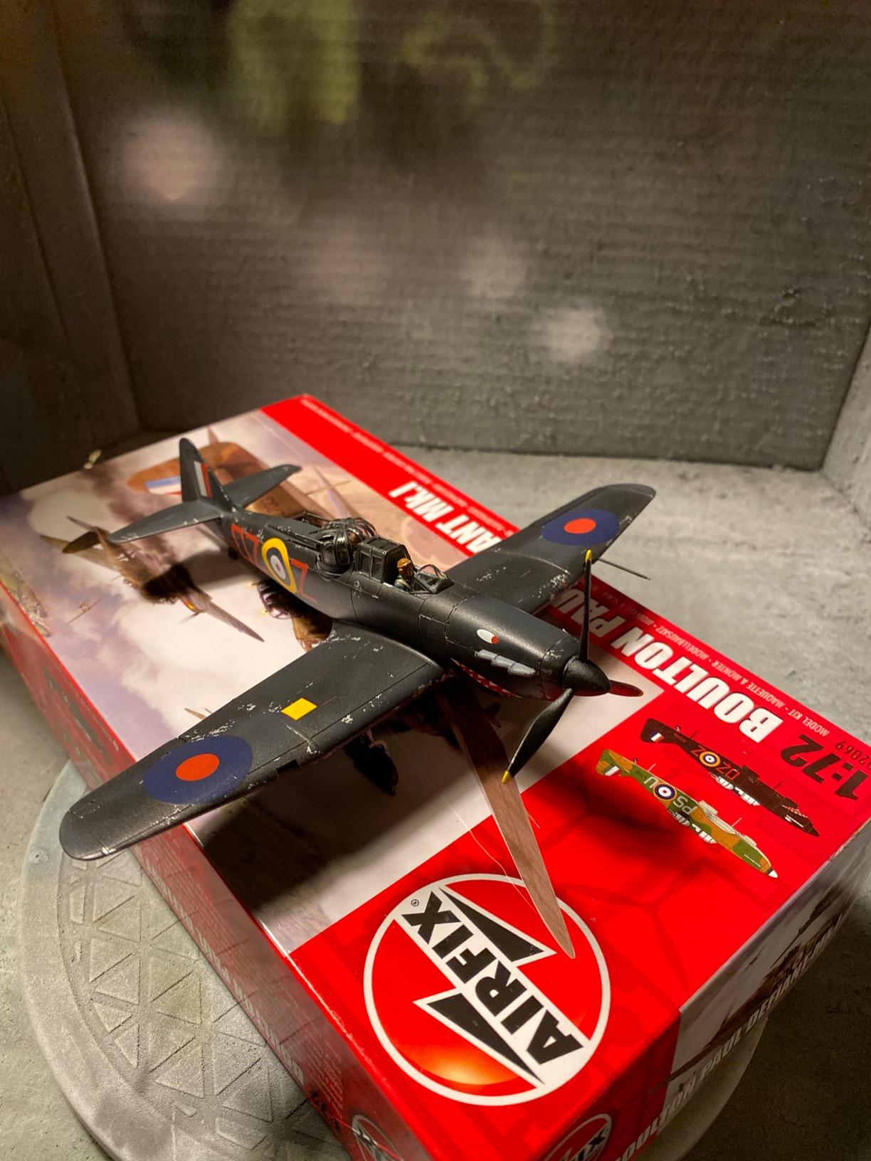 Airfix Model Airplane Kit Gift Set - A08019A Vickers Wellington Mk.IA/C, Plastic Plane Model Kits for Adults & Kids 14+, Skill Level 3, 1:72 Scale WW2 Military Aircraft Models - Real Aeroplane Models customer photo 1