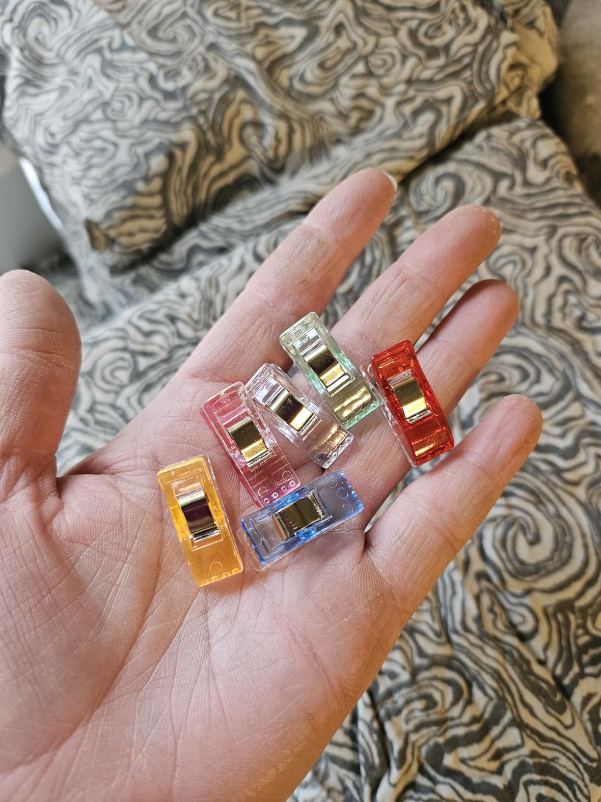 Sewing Clips, 100 Pcs, Sewing Clips for Fabric | Fabric Clips for Sewing and Quilting, Quilting Clips for Binding, Sewing Accessories and Supplies (9 Colors) customer photo 1