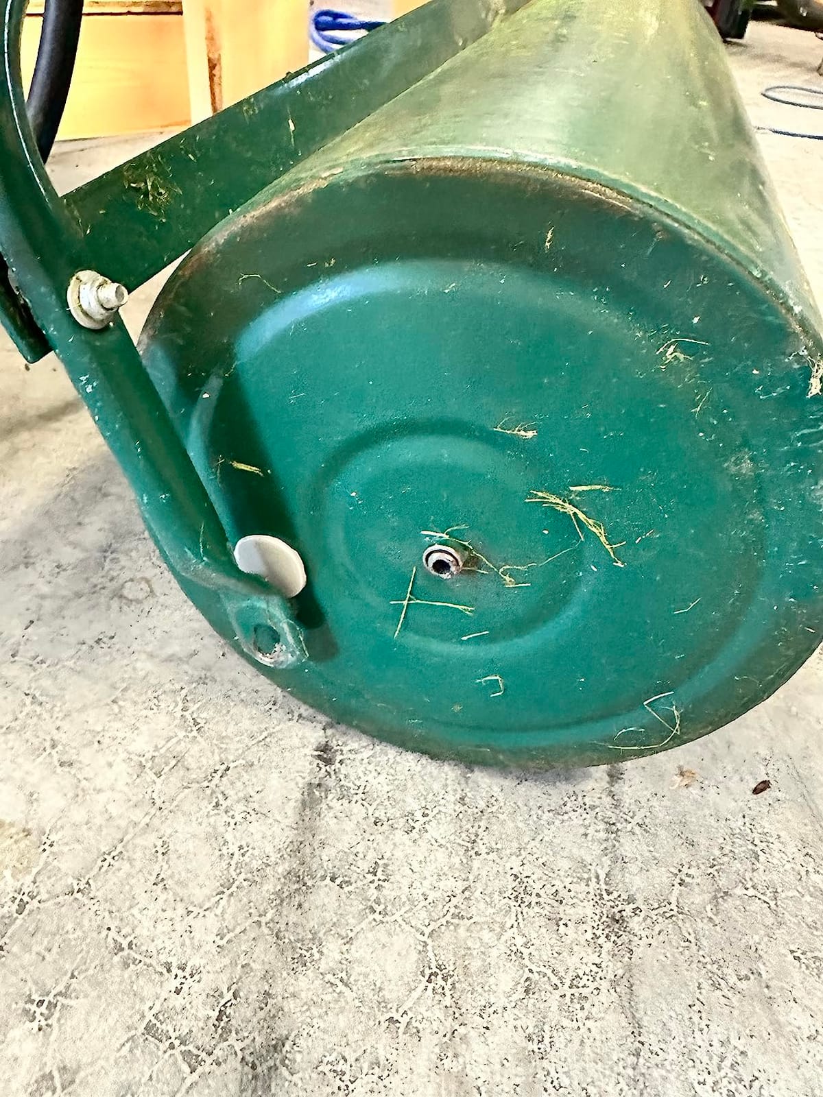 Goplus Lawn Roller, Push/Tow Behind Lawn Roller, 30 Gallon/113L Water Sand Filled Sod Roller Drum Roller with Detachable Gripping Handle customer photo 1
