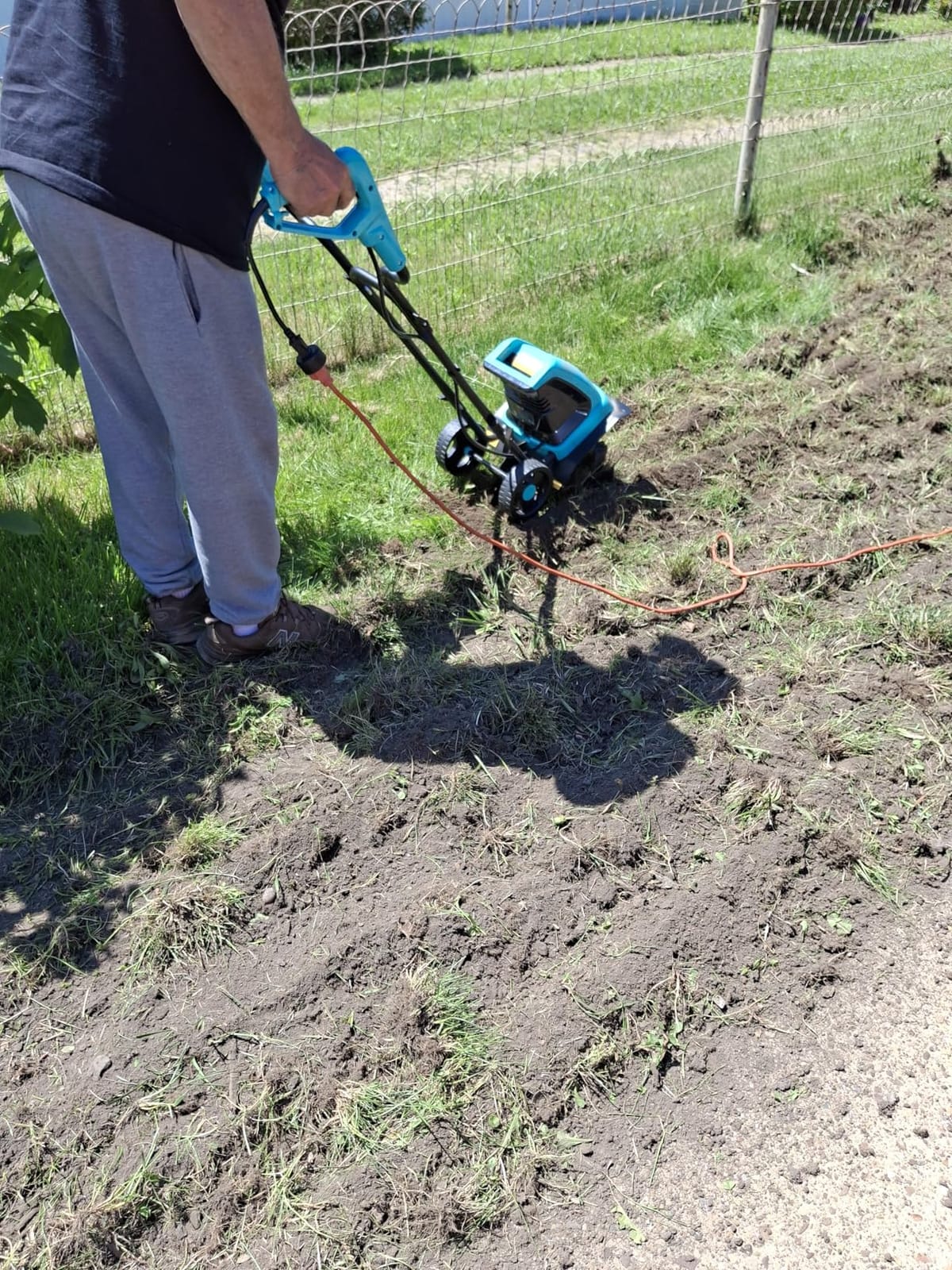 IncwBo 12'' 10.5AMP Corded Electric Garden Roto Tiller Cultivator Powerful | Electric front tine tiller lightweight, Metal baffle, Overload protected, Tills hard clay soil smooth, Easy (dis)assemble customer photo 1