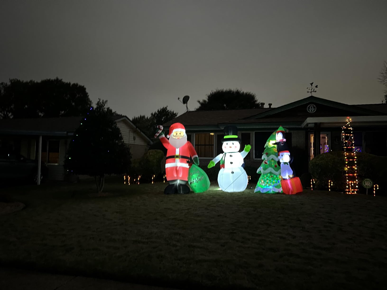 8 FT Christmas Inflatable Santa Claus with Candy and Big Gift Bag Outdoor Decor, Blow Up IP44 Weatherproof Xmas Decorations for Yard, Built-in LED Light for Gardern Lawn Indoor Winter Holiday customer photo 2