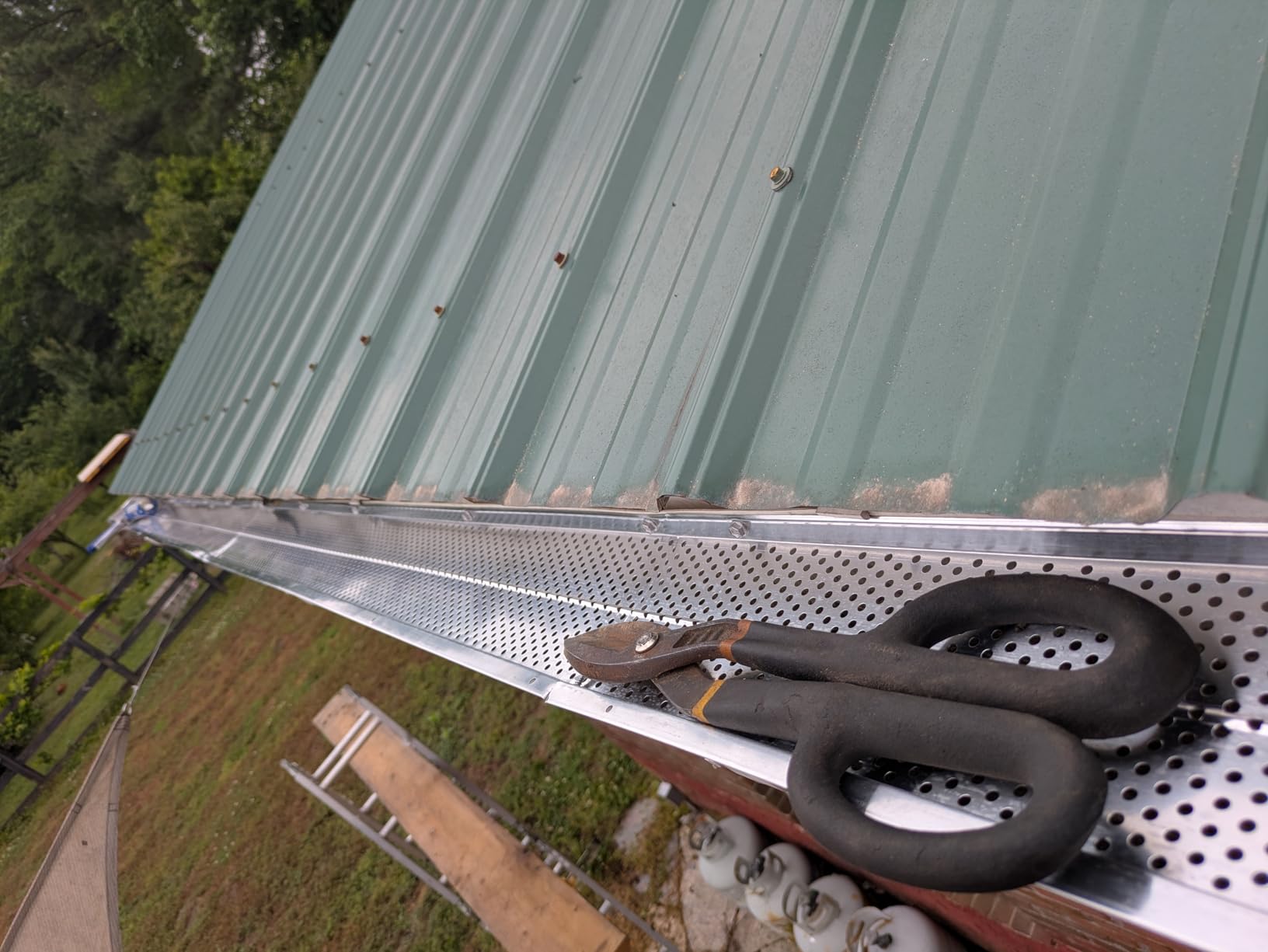 VEVOR Gutter Guard, 5 inch Width, Aluminum Leaf Filter DIY Gutter Cover, 52 PCS 208 ft Total Length, 0.157'' Hole Diameter & 0.02'' Thick Fits Any Roof or Gutter Type customer photo 1