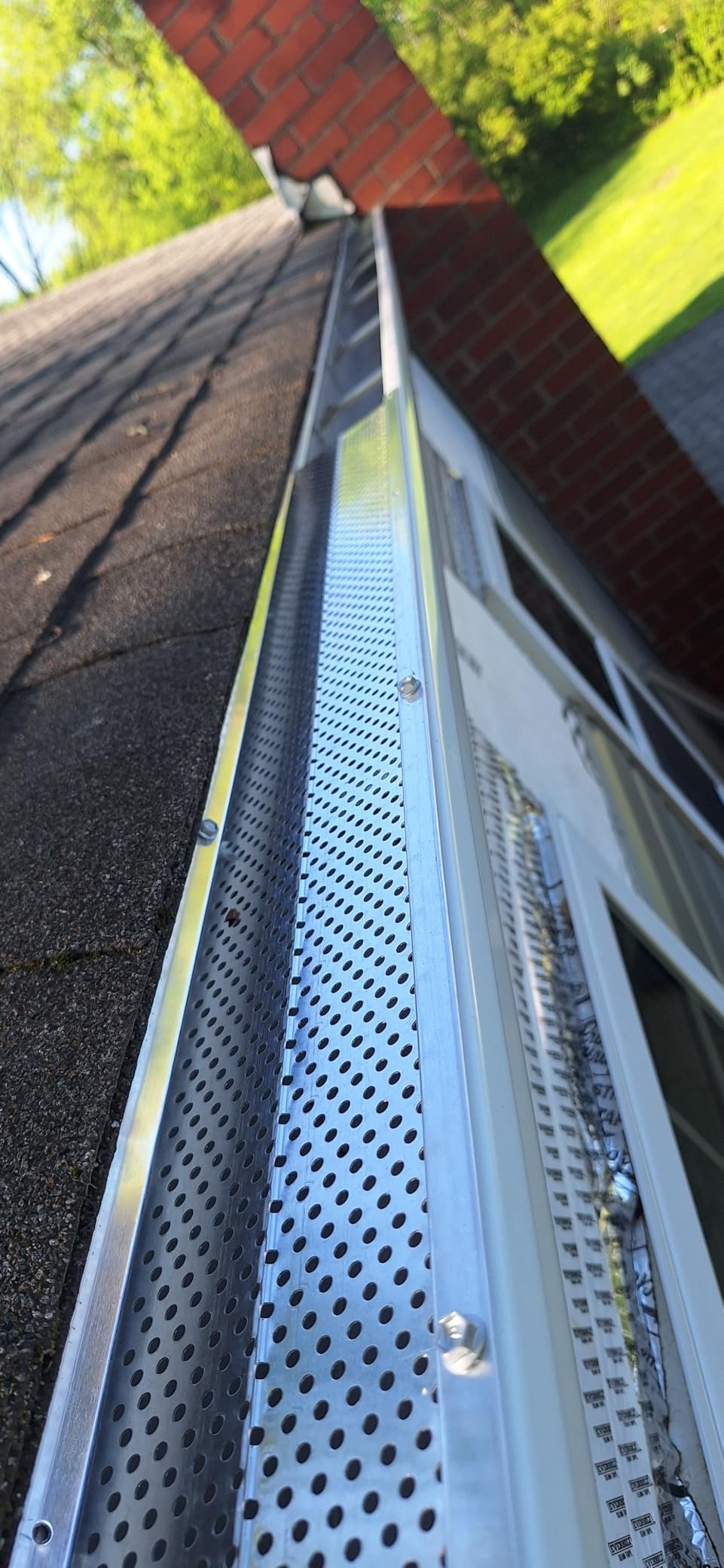 VEVOR Gutter Guard, 5 inch Width, Aluminum Leaf Filter DIY Gutter Cover, 52 PCS 208 ft Total Length, 0.157'' Hole Diameter & 0.02'' Thick Fits Any Roof or Gutter Type customer photo 2