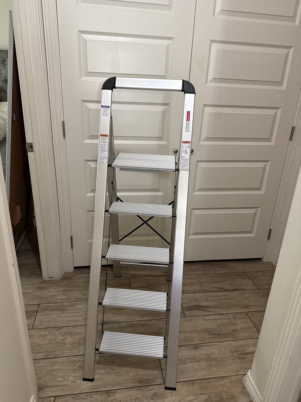 KINGRACK Aluminium 4 Step Ladder, Lightweight Step Stool with Non-Slip Pedals, Handrail, Foldable Step Ladder for Kitchen, Garage, Home, Space Saving, Sturdy and Portable, Silver customer photo 2