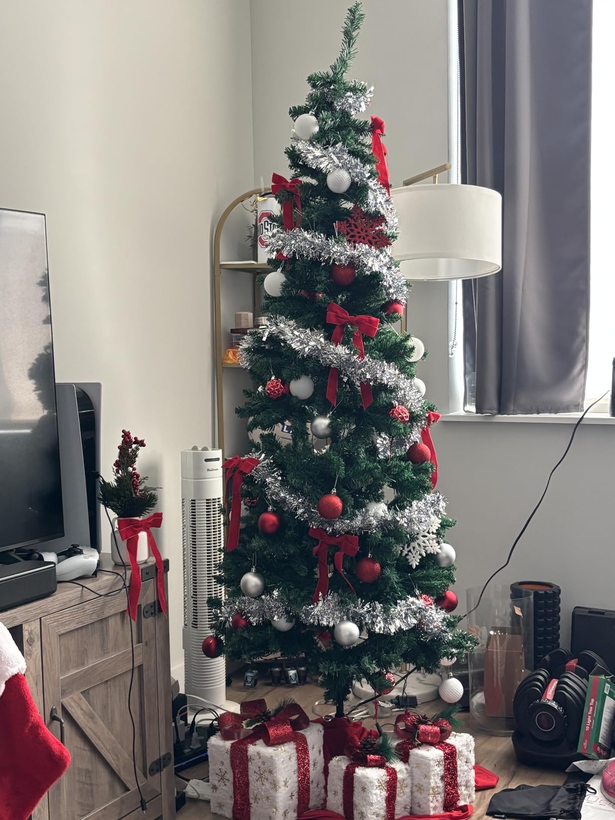 Goplus 5ft Pre-lit Artificial Pencil Christmas Tree, Hinged Fir Xmas Tree with 150 LED Lights, 300 Branch Tips customer photo 1