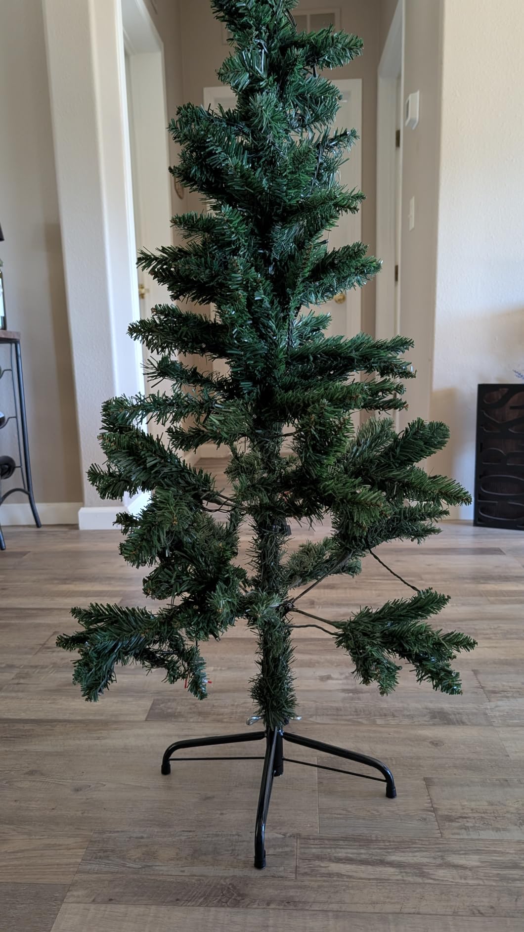 Goplus 5ft Pre-lit Artificial Pencil Christmas Tree, Hinged Fir Xmas Tree with 150 LED Lights, 300 Branch Tips customer photo 2