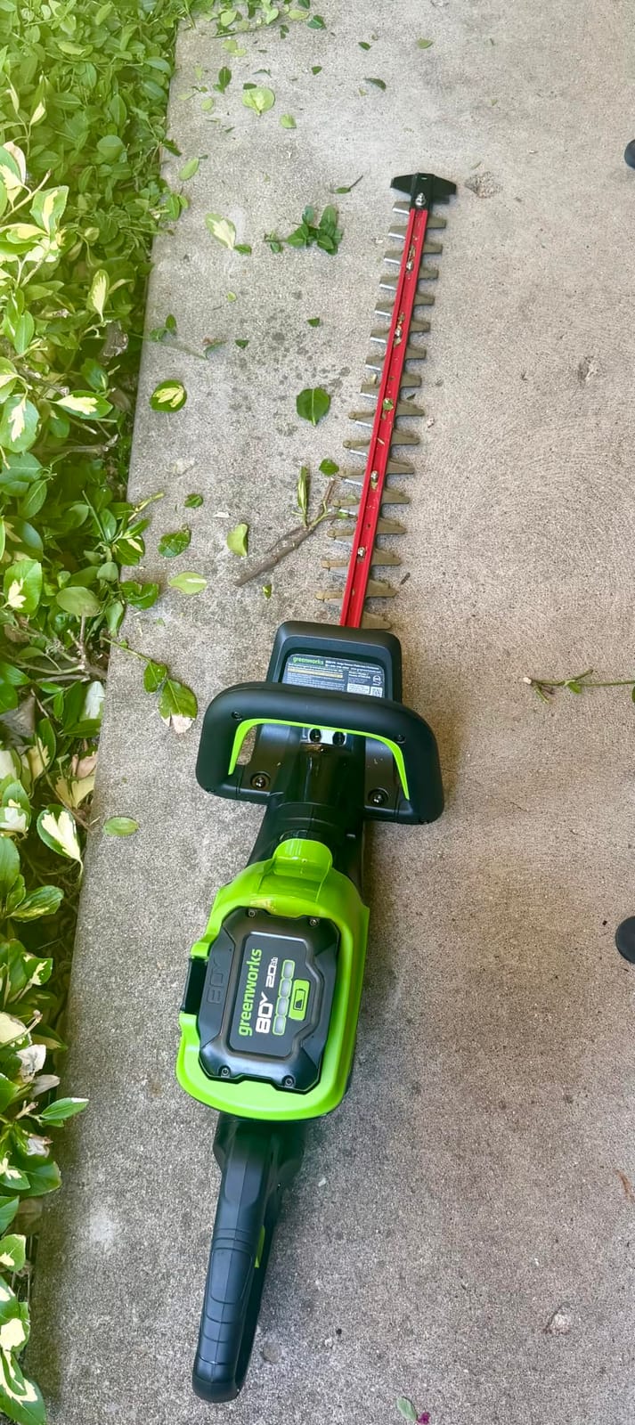 Greenworks 80V 26 in Cordless Hedge Trimmer, 2.0 Ah Battery and Charger customer photo 2