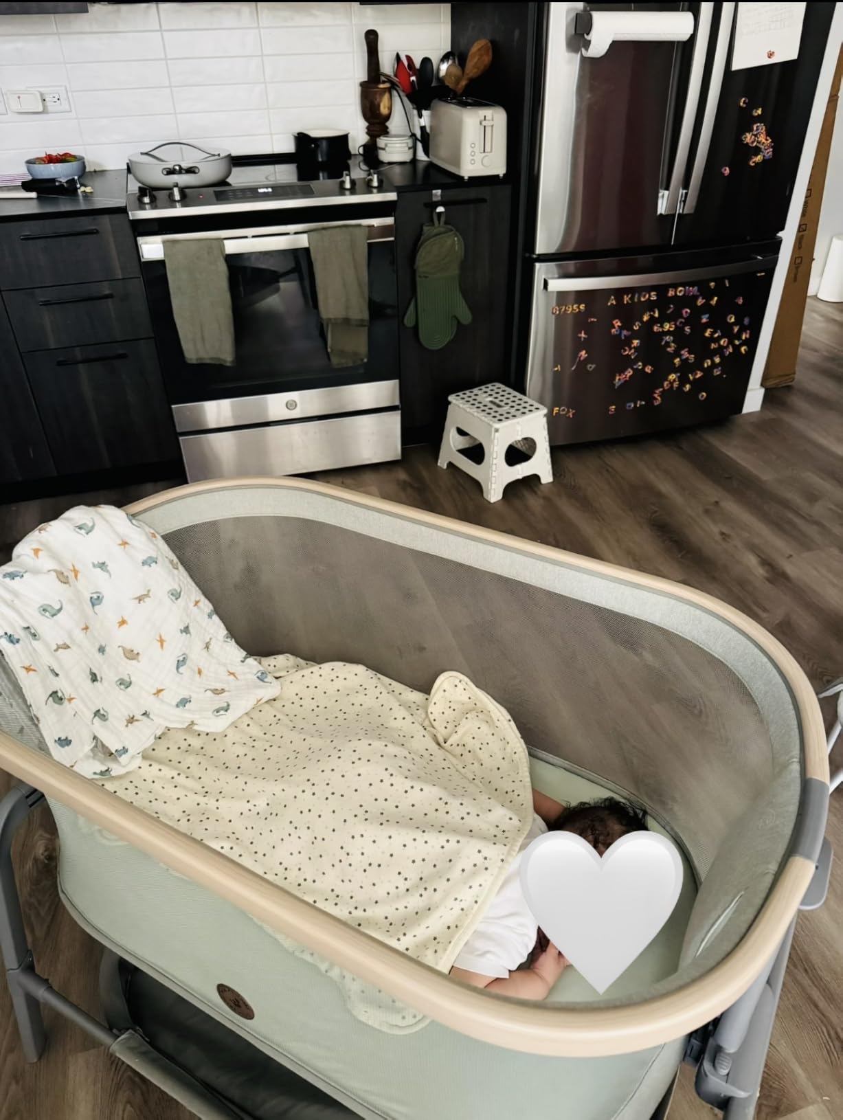 Maxi-Cosi Iora Baby Bassinets Bedside Sleeper, Portable Bassinet, Infant Bedside Sleeper Crib, Height Adjustable, Breathable Mesh, Large Storage Basket, Classic Graphite customer photo 1