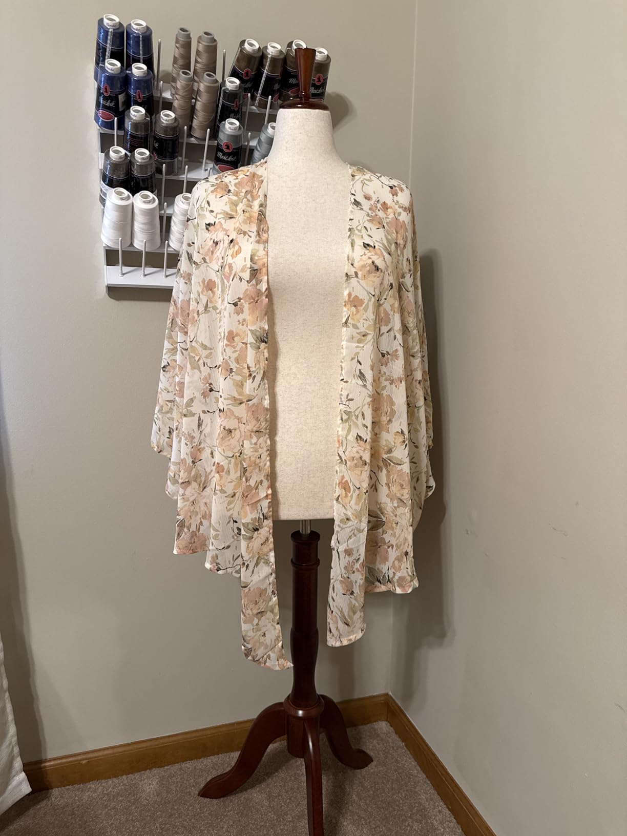 Bonnlo Upgraded Female Dress Form, Mannequin Torse Body with Adjustable Rubber Wood Stand for Dress Jewelry Display (White, 14-16) customer photo 1