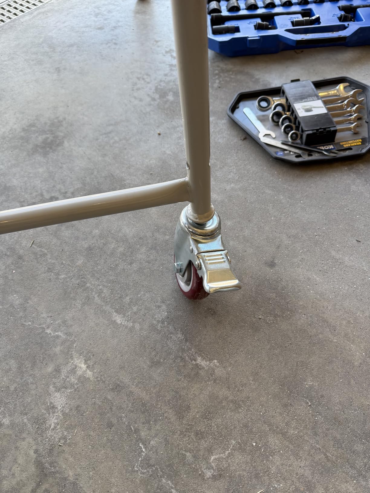 Rolling Industrial & Warehouse 4 Steps Ladder with Wheels, 39.4