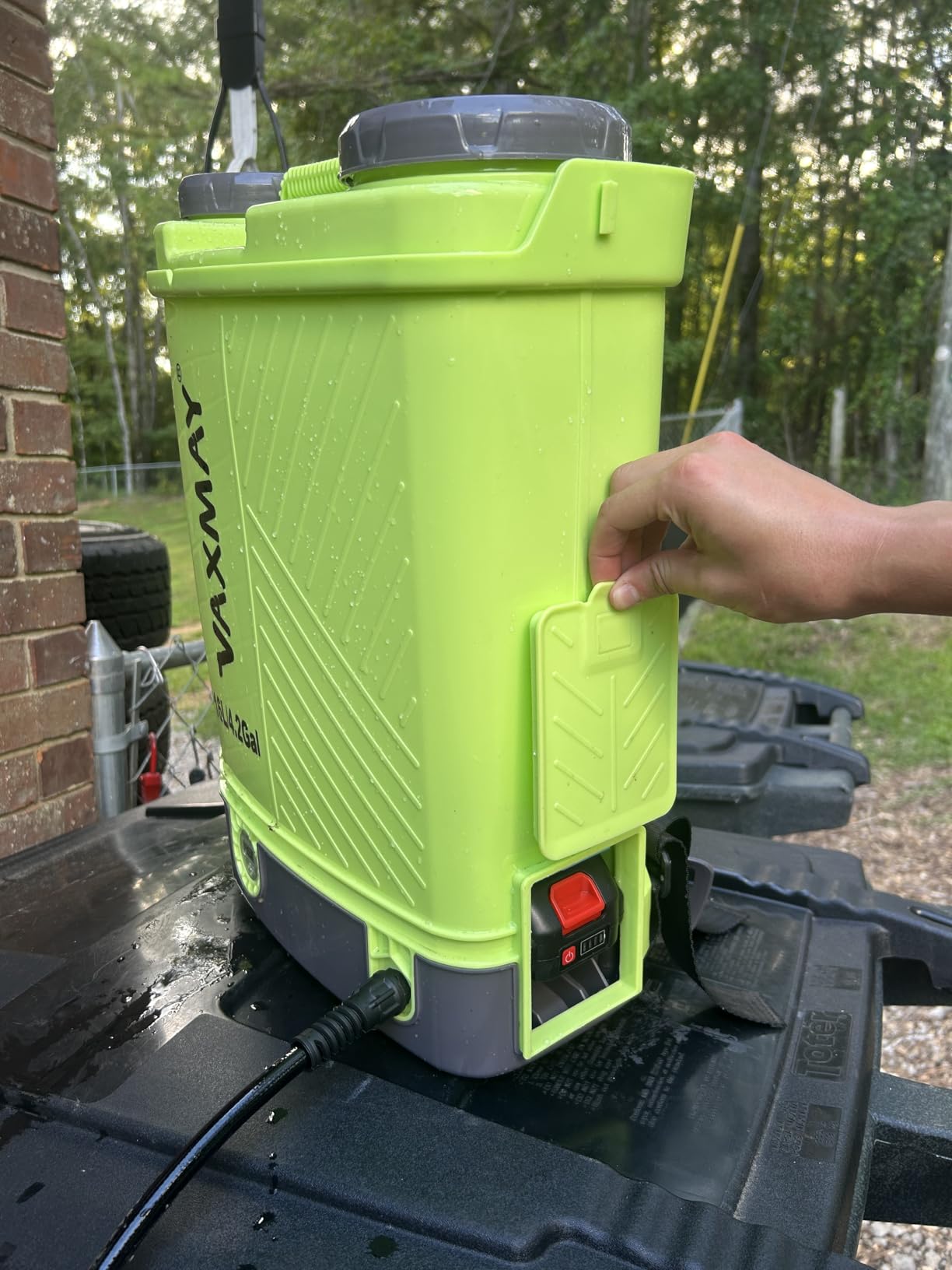 Battery Powered Backpack Sprayer 4 Gallon, VAXMAY 100 PSI Electric Garden Sprayer Works with Makita 18V Battery, Weed Yard Sprayer with Telescopic Wand, 5 Nozzles, 2.6 Ah Battery & Charger Included customer photo 2
