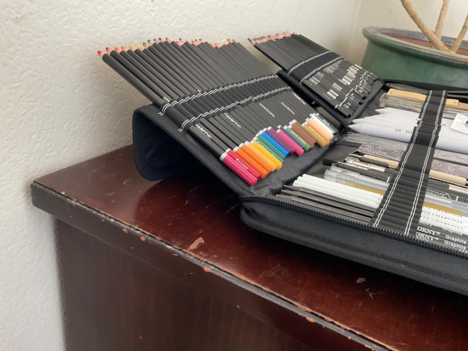 HIFORNY 126 PCS Drawing Kit Sketching Pencil Set, Sketch Pencils Art Supplies with 3-Color Sketchbook, Graphite, Charcoal, Blending Tools, Drawing Pencils for Adults Artists in Zipper Case customer photo 1