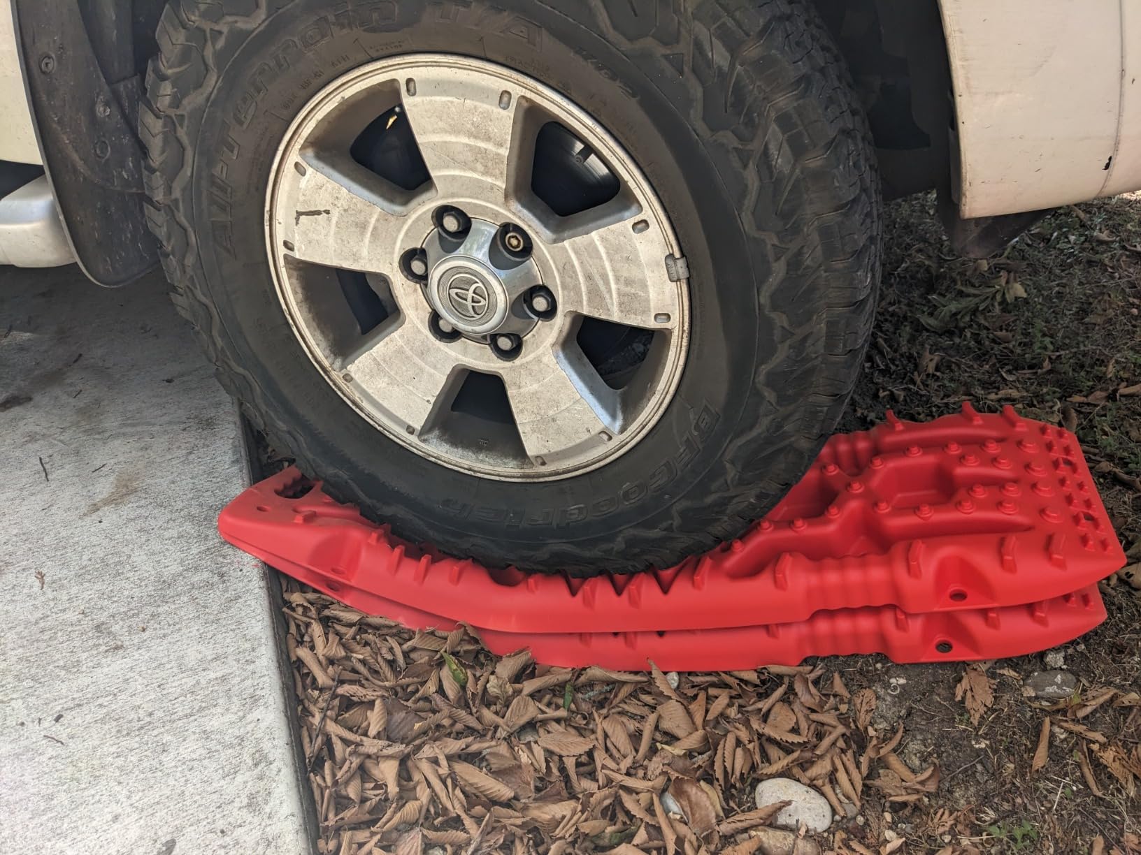 Nilight Recovery Off-road Traction Boards with Jack Lift Base 2 Pcs Red | Emergency Tire Ladder Mats For 4WD 4X4 Mud Sand Snow with 2PCS Mounting kit Carry Bag 2 leashes customer photo 2