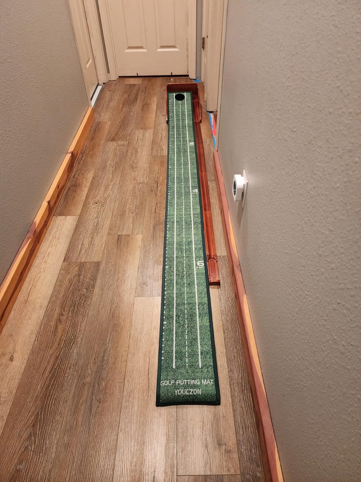YOUCZON Putting Green Indoor,Golf Putting Mat with Auto Ball Return,Premium Crystal Velvet Surface, Practice Putting mat, Perfect Training Aid & Gift for Golf Lovers Christmas customer photo 1
