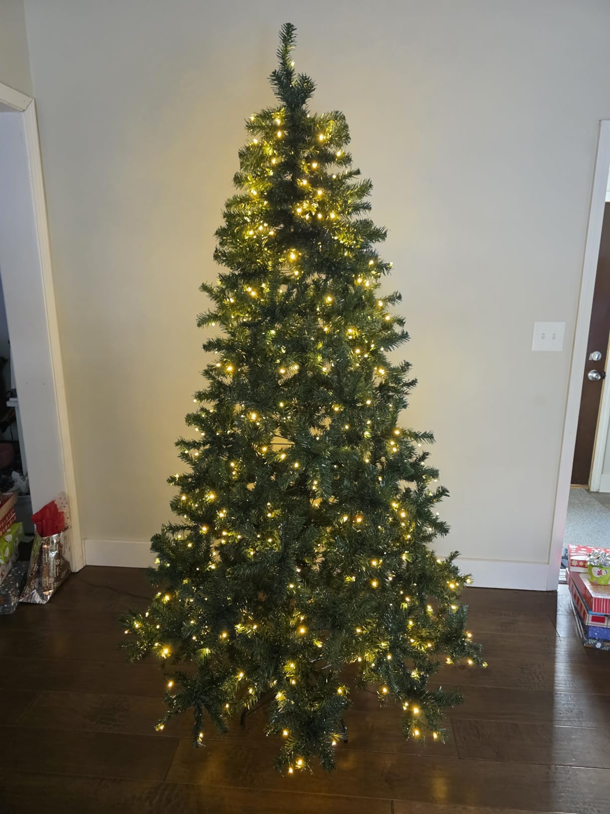 YITAHOME Prelit Pre-Decorated Christmas Tree 6FT with Remote | Artificial Hinged Christmas Tree with 58 Pine Cones & 58 Red Berries, Xmas Tree with 818 Frosted Tips, 250 Lights customer photo 1