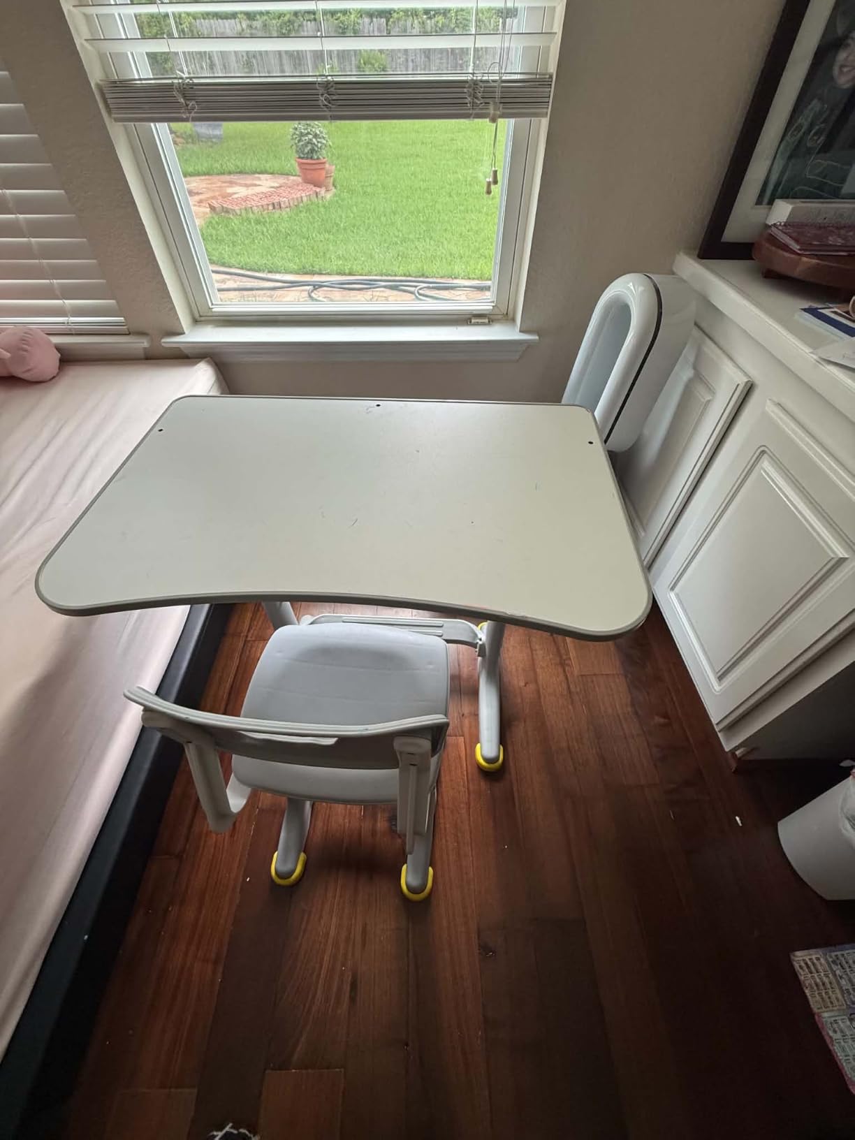 Kids Desk and Chair Set, Height Adjustable Child's School Study Writing Tables, Kids Desk with Bookstand and Storage Drawer, Widened Desktop with Desktop for Boys and Girls customer photo 1