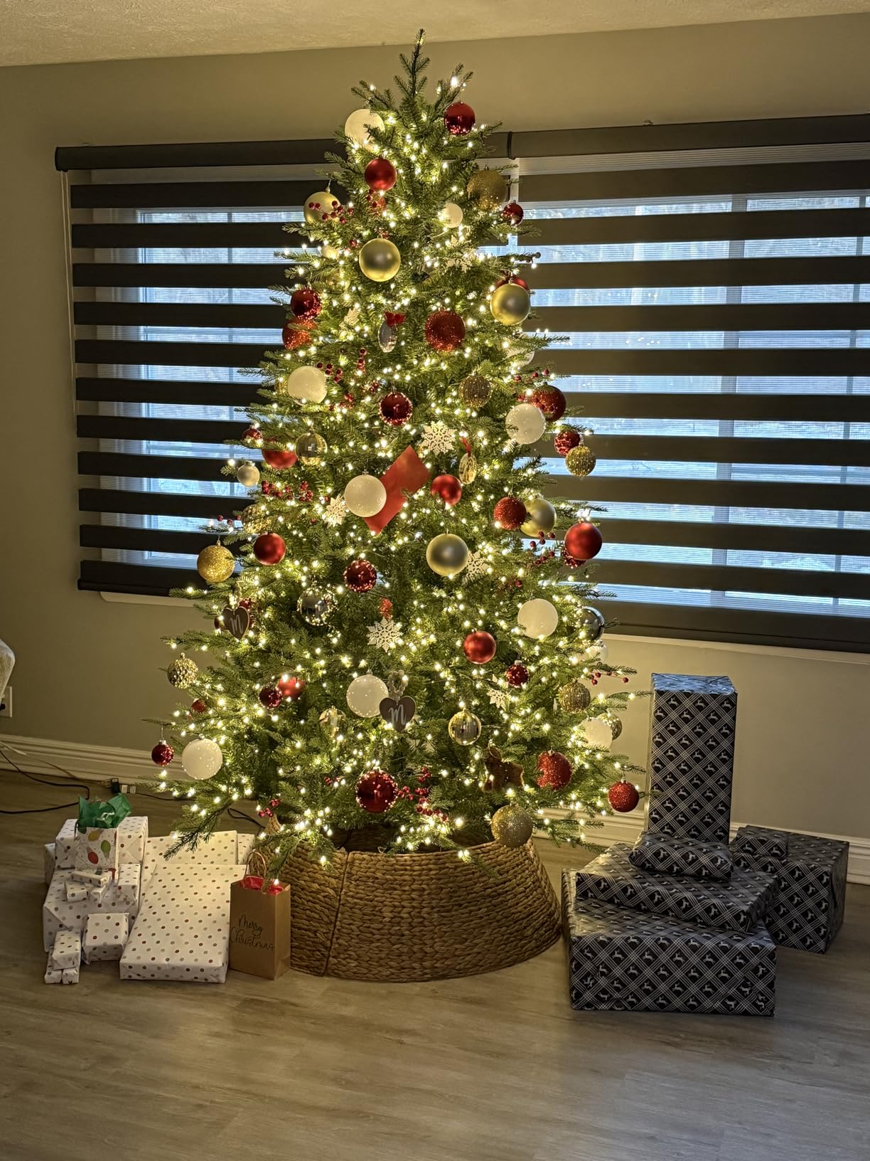 Best Choice Products 42in Christmas Tree Collar, Woven Hyacinth 4-Piece Holiday Rattan Tree Skirt Accessory for Home w/Cord Cut-Out - Chestnut customer photo 1