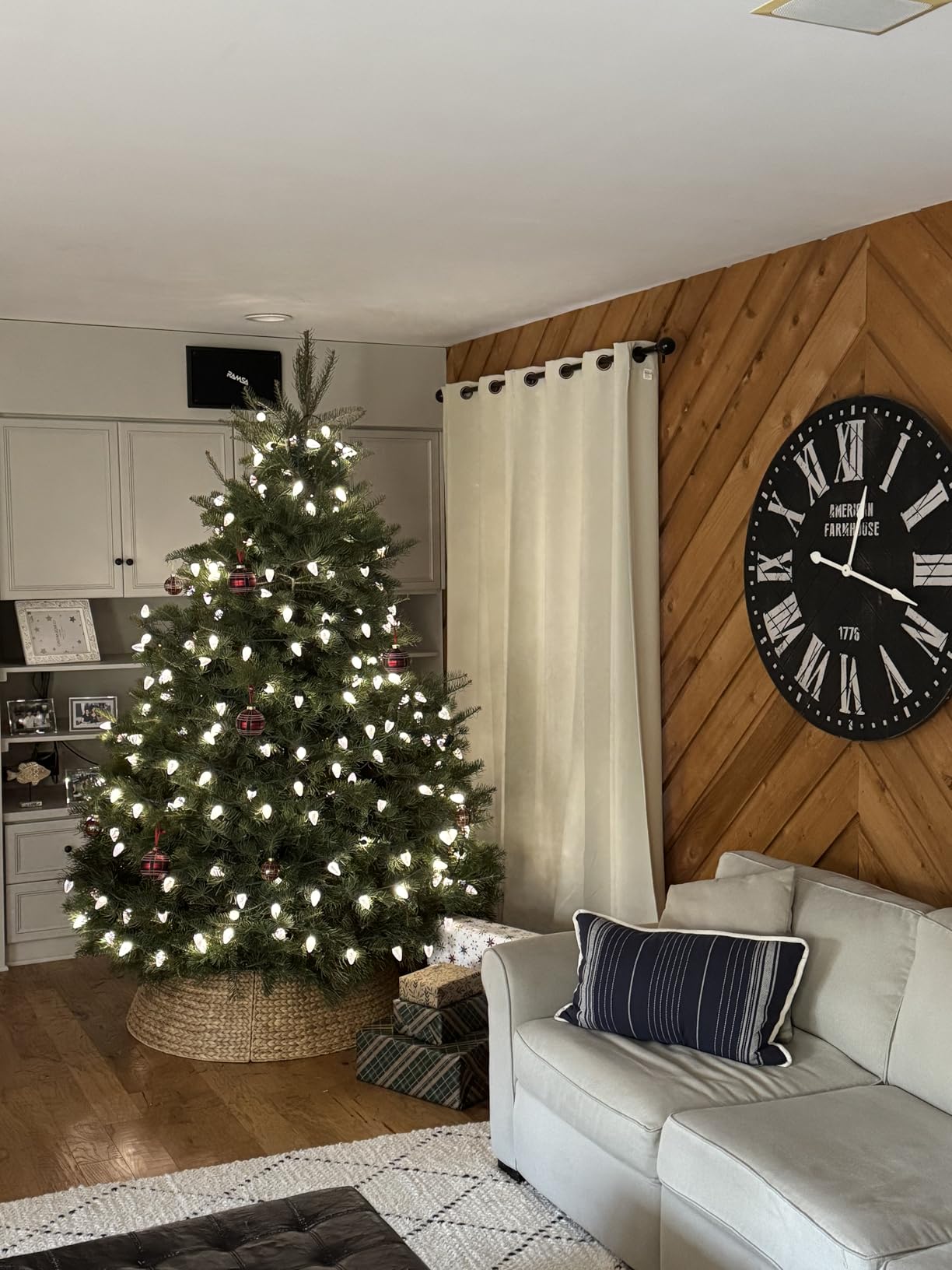 Best Choice Products 42in Christmas Tree Collar, Woven Hyacinth 4-Piece Holiday Rattan Tree Skirt Accessory for Home w/Cord Cut-Out - Chestnut customer photo 2