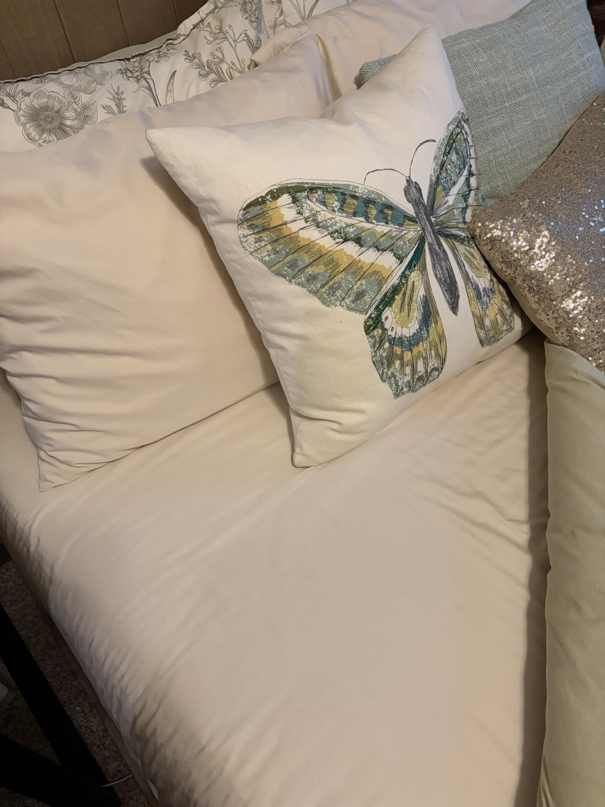 Love's cabin 4 Piece Queen Sheet Set, 100% Rayon Derived from Bamboo, Cooling & Breathable, Soft Silky Deep Pocket up to 16