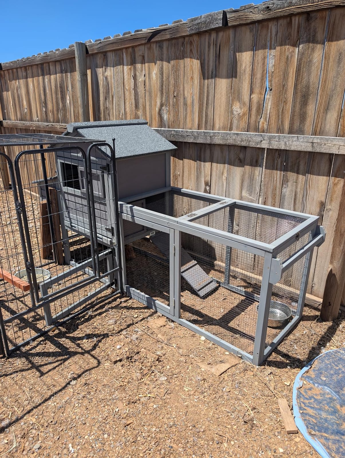 Mobile Chicken Coop with Wheels for 4-6 Chickens, Large Outdoor Hen House with Run, Weatherproof Asphalt Roof, Sectionable Nesting Box & Pull-Out Tray, 82.4