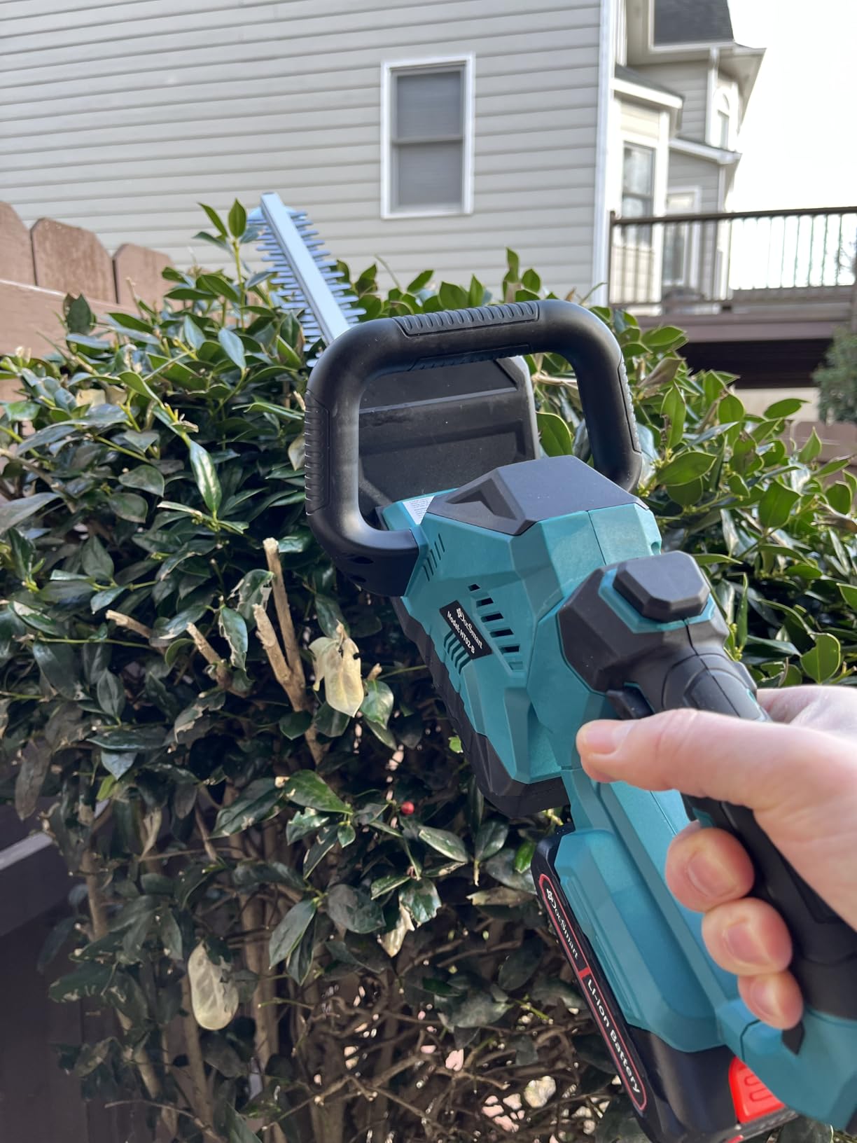 Hedge Trimmers Cordless with Battery, 3000RPM Brushless Motor | Electric Bush Clipper with 2 Pack Batteries, 20'' 180° Rotatable Head, 2/3'' Blade Gap, Gardening Gifts for Men Dad Father customer photo 2