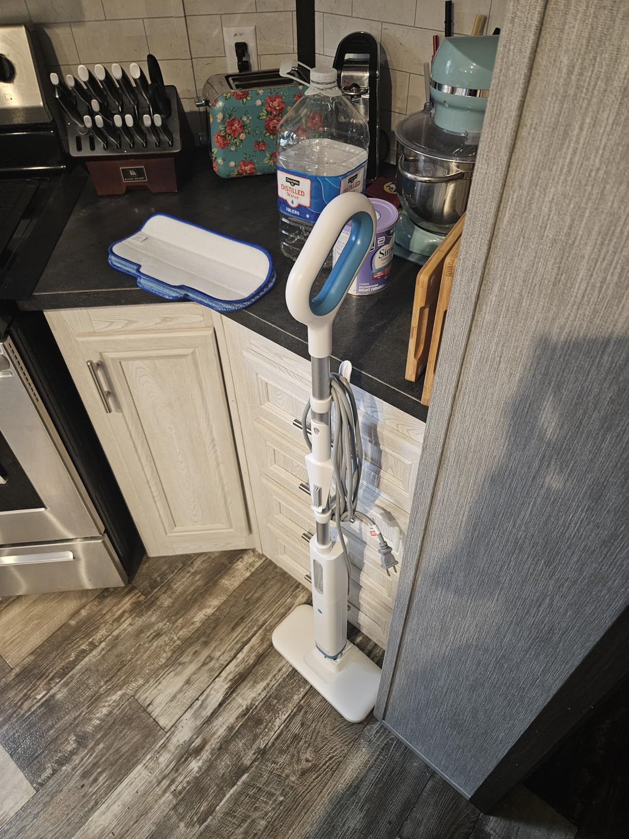 Amazon Basics Steam Mop for All Sealed Hard Floors, Heats Up in 30 Seconds, Chemical-Free Cleaning, 3 Washable Pads, 20-Foot Cord, White customer photo 2