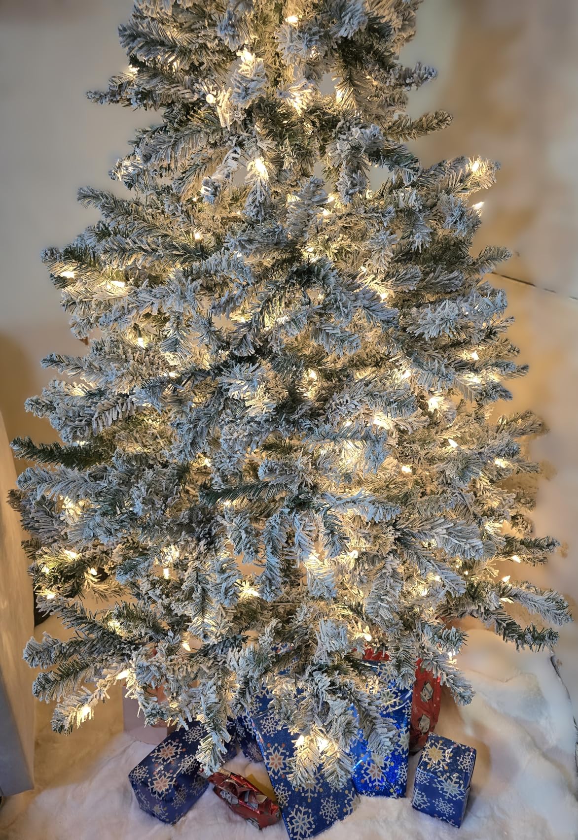 National Tree Company 7.5 ft Pre-Lit Flocked Acacia Artificial Christmas Tree, 550 Clear Lights, 1,300 Branch Tips, Includes Stand, Green customer photo 2