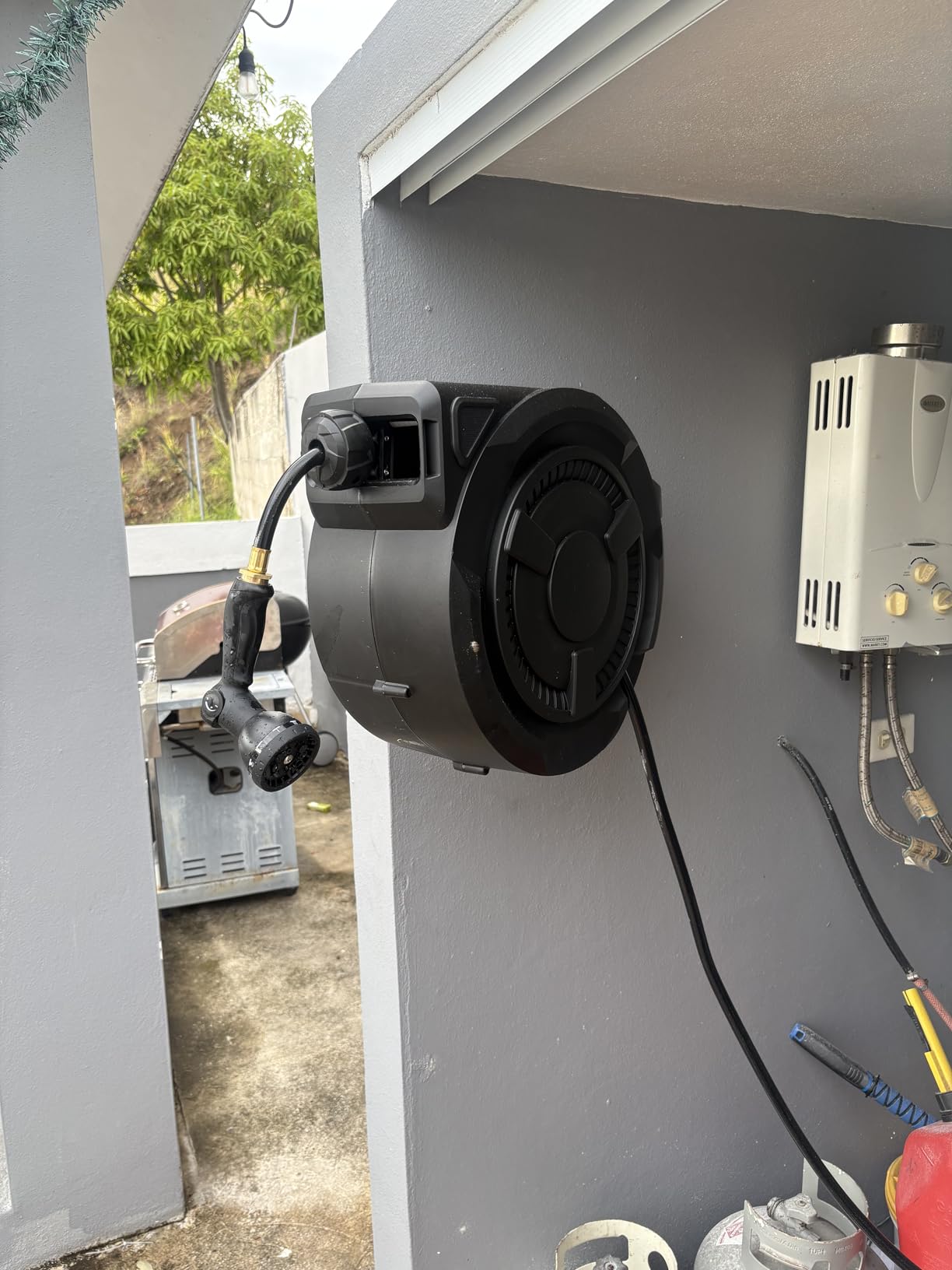 wikiwiki Retractable Garden Hose Reel 1/2 in x 100 ft, Heavy Duty Wall Mounted Hose Reel with 10- Function Sprayer Nozzle, Automatic Slow Return System/180°Swivel Bracket/UV Resistant (Black) customer photo 1