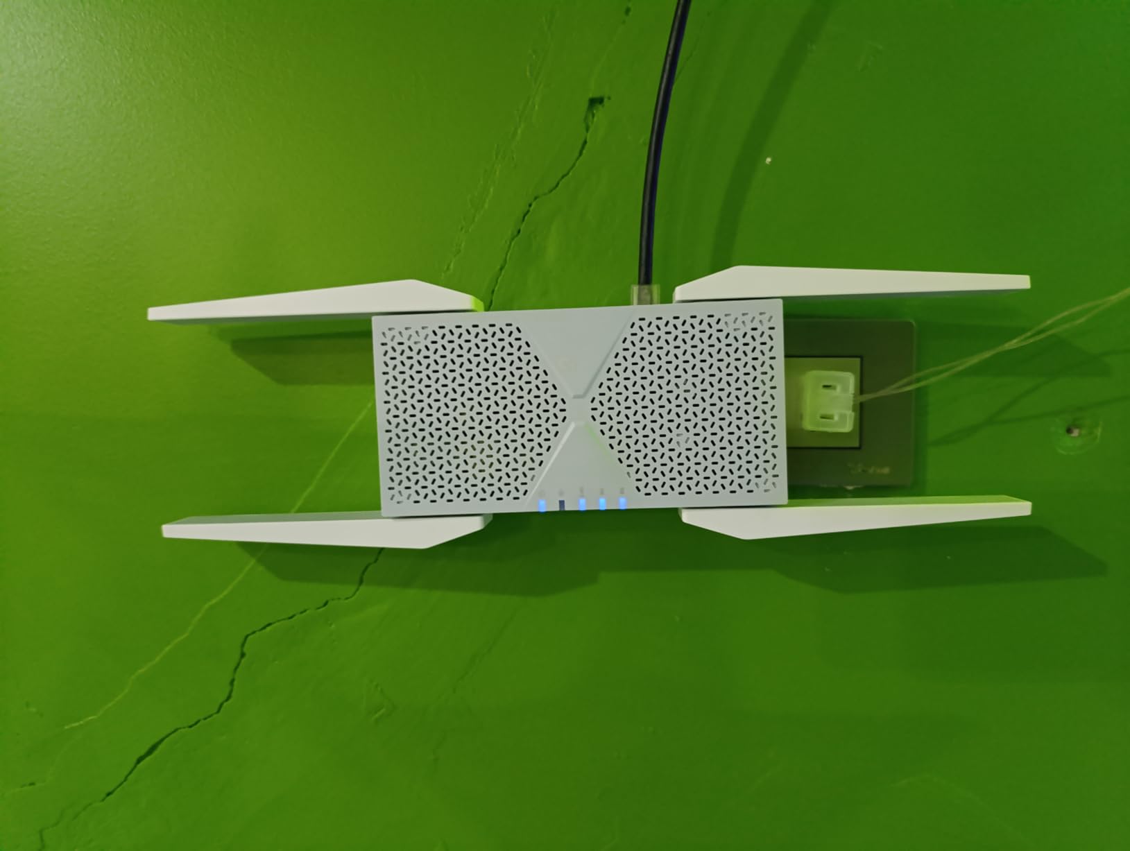 TP-Link BE10000 Wi-Fi 7 Range Extender RE653BE | 10 Gbps Tri-Band Wireless Repeater | 2.5 Gbps Ethernet Port | Up to 2800 sq.ft, 128 Devices | 6 GHz, MLO, EasyMesh customer photo 1