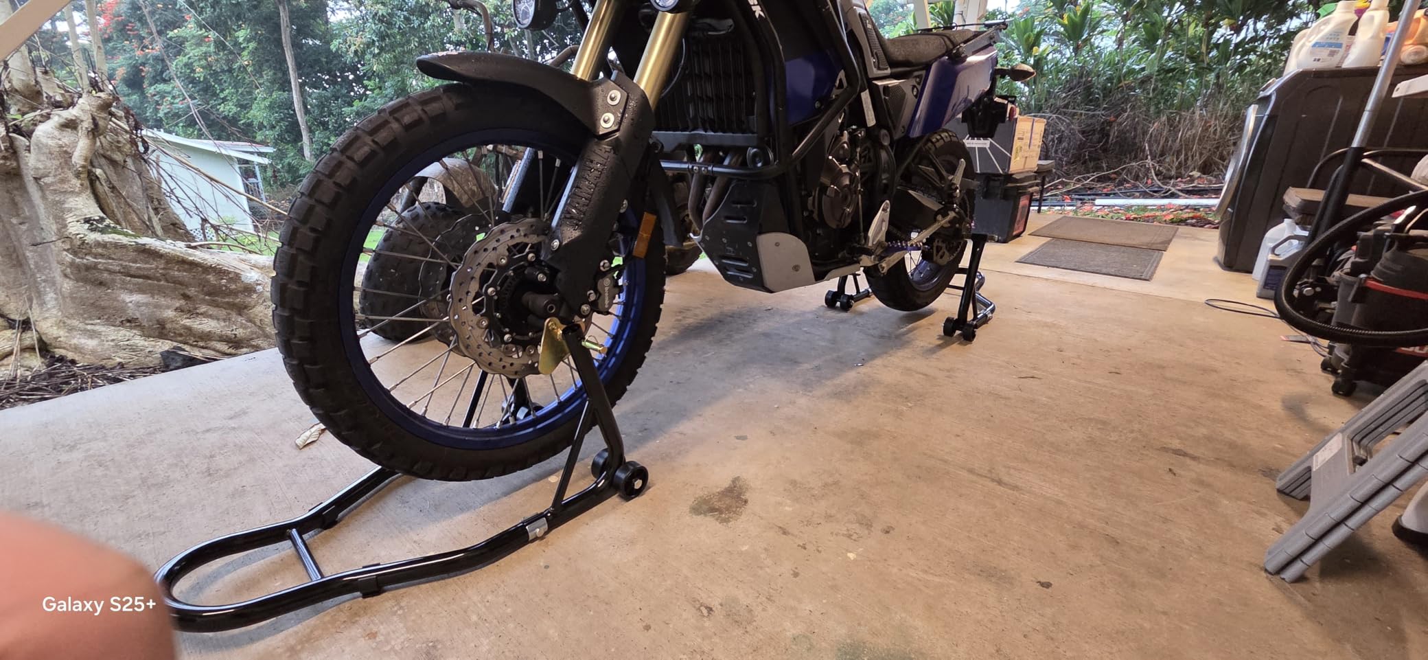 VEVOR Motorcycle Stand Lift, 1100lbs Capacity Front Rear Combo Stand Lift, Front Wheel Dual-Fork Stands, Rear U+L Fork Swingarm Spool Stands, for Most Yamaha Honda Kawasaki Suzuki Motorcycles, Black customer photo 2